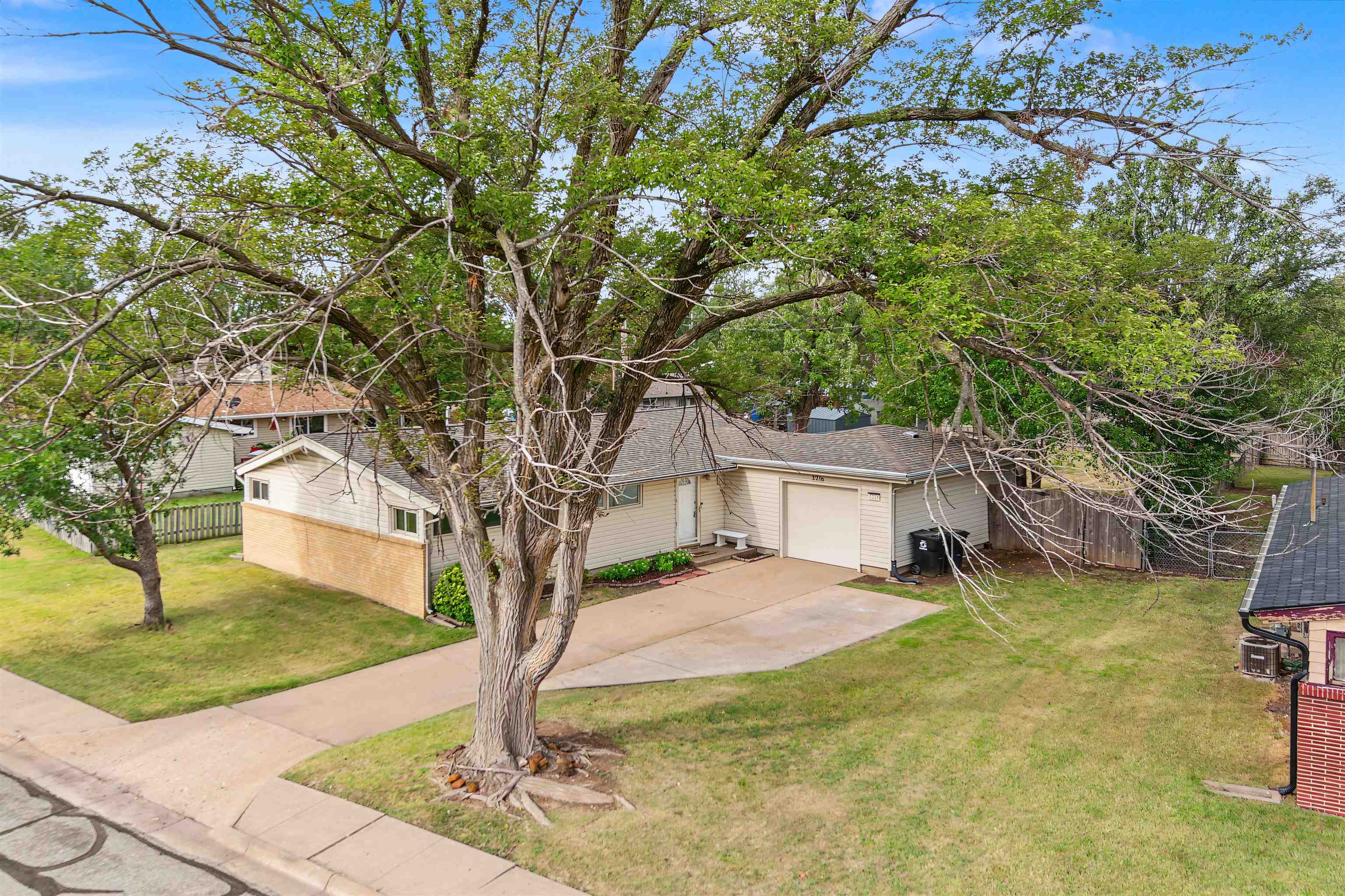 3216 Canterbury Dr Property Photo 2