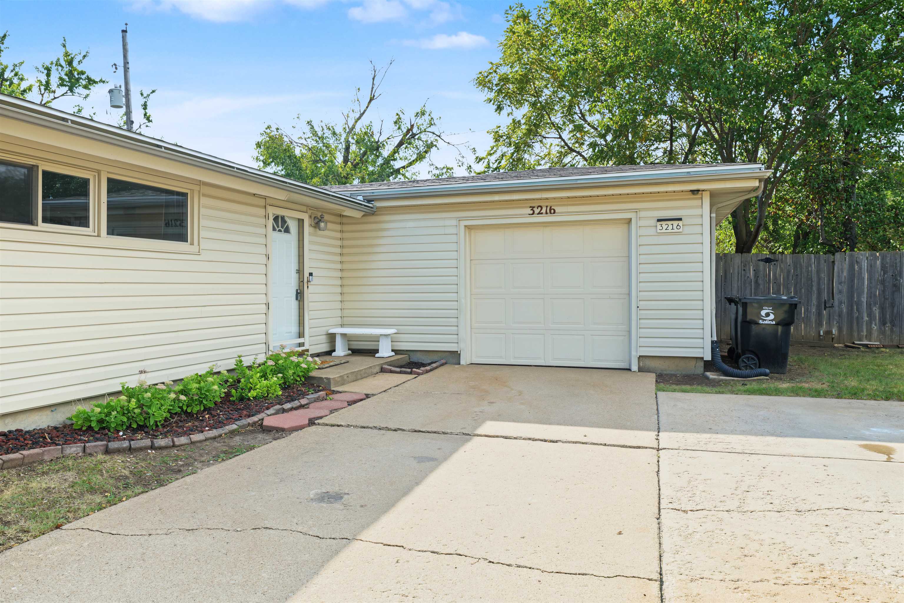 3216 Canterbury Dr Property Photo 3