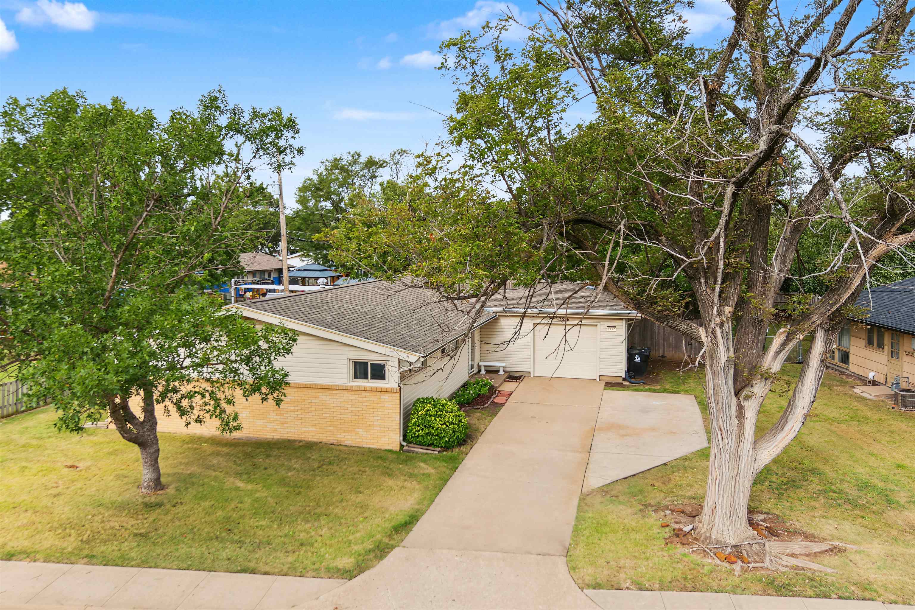 3216 Canterbury Dr Property Photo 3