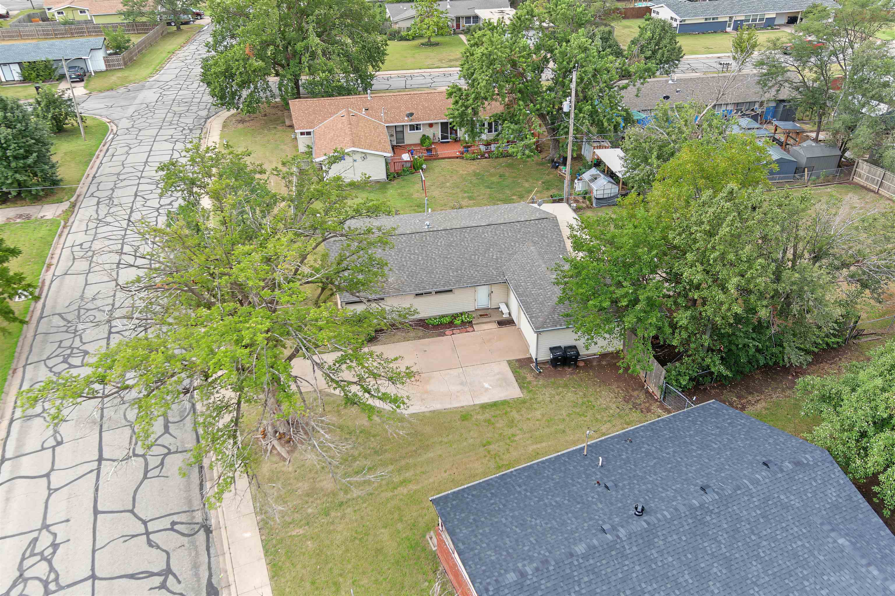 3216 Canterbury Dr Property Photo 4