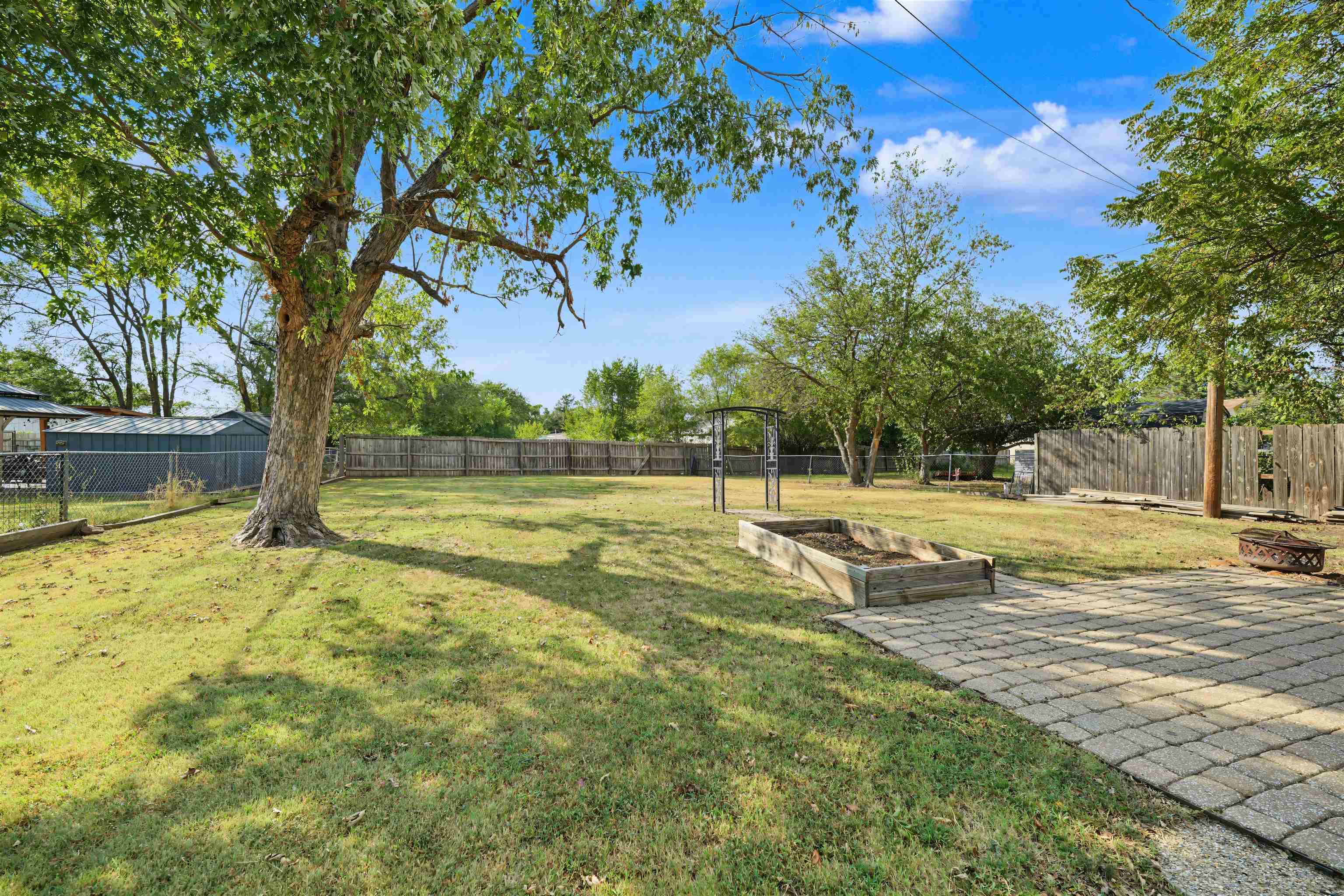3216 Canterbury Dr Property Photo 20