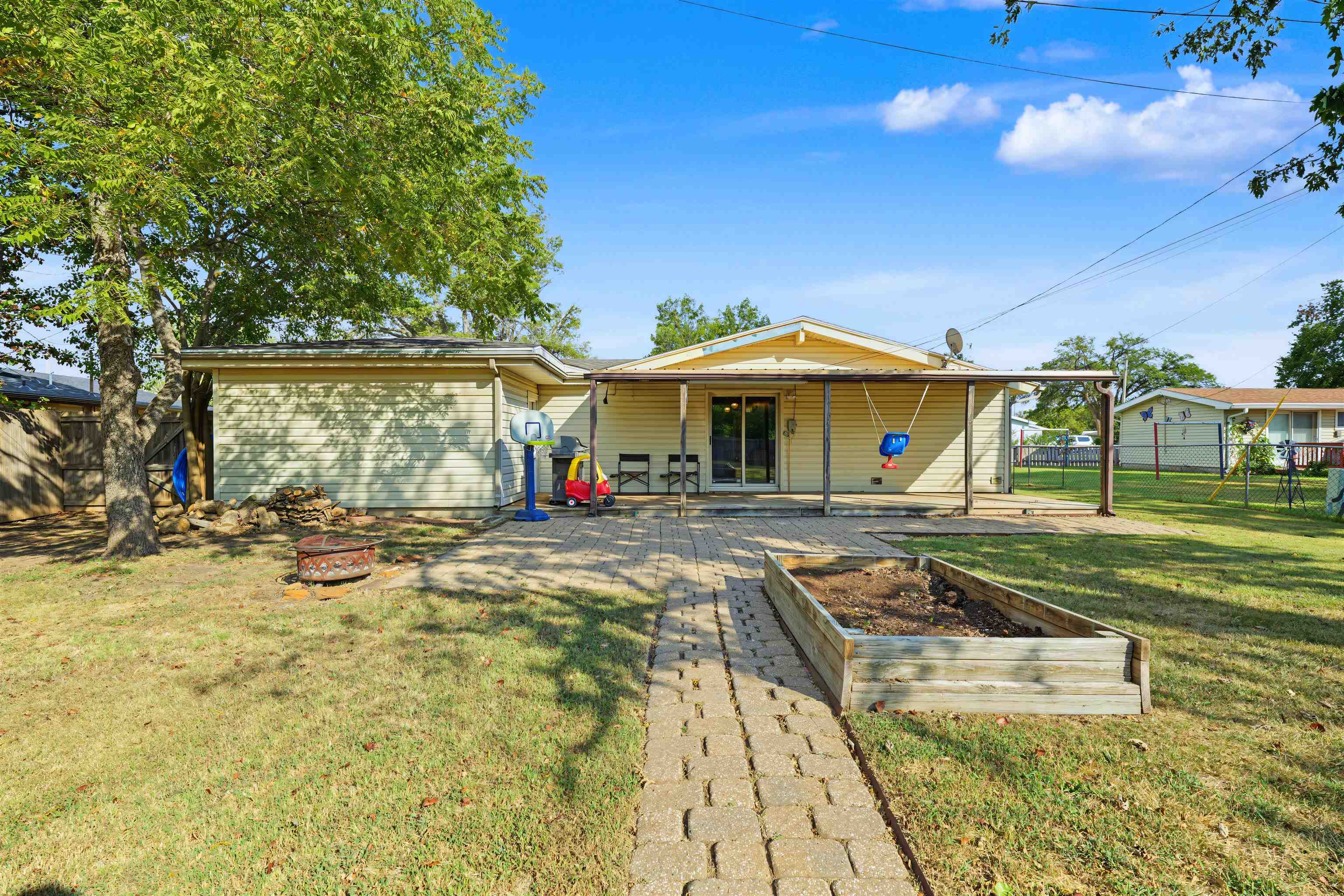3216 Canterbury Dr Property Photo 22