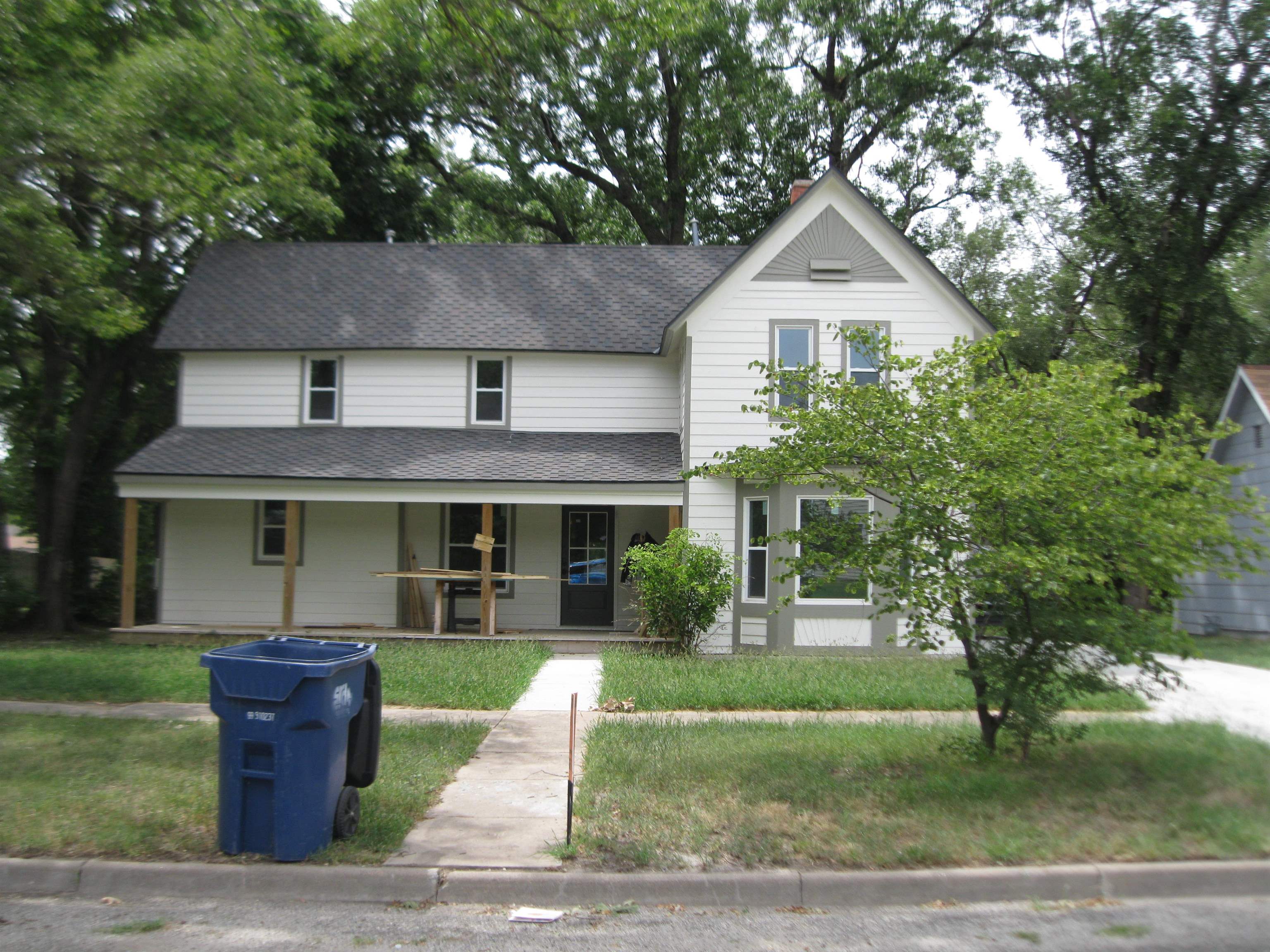 209 N Oak Property Photo 1