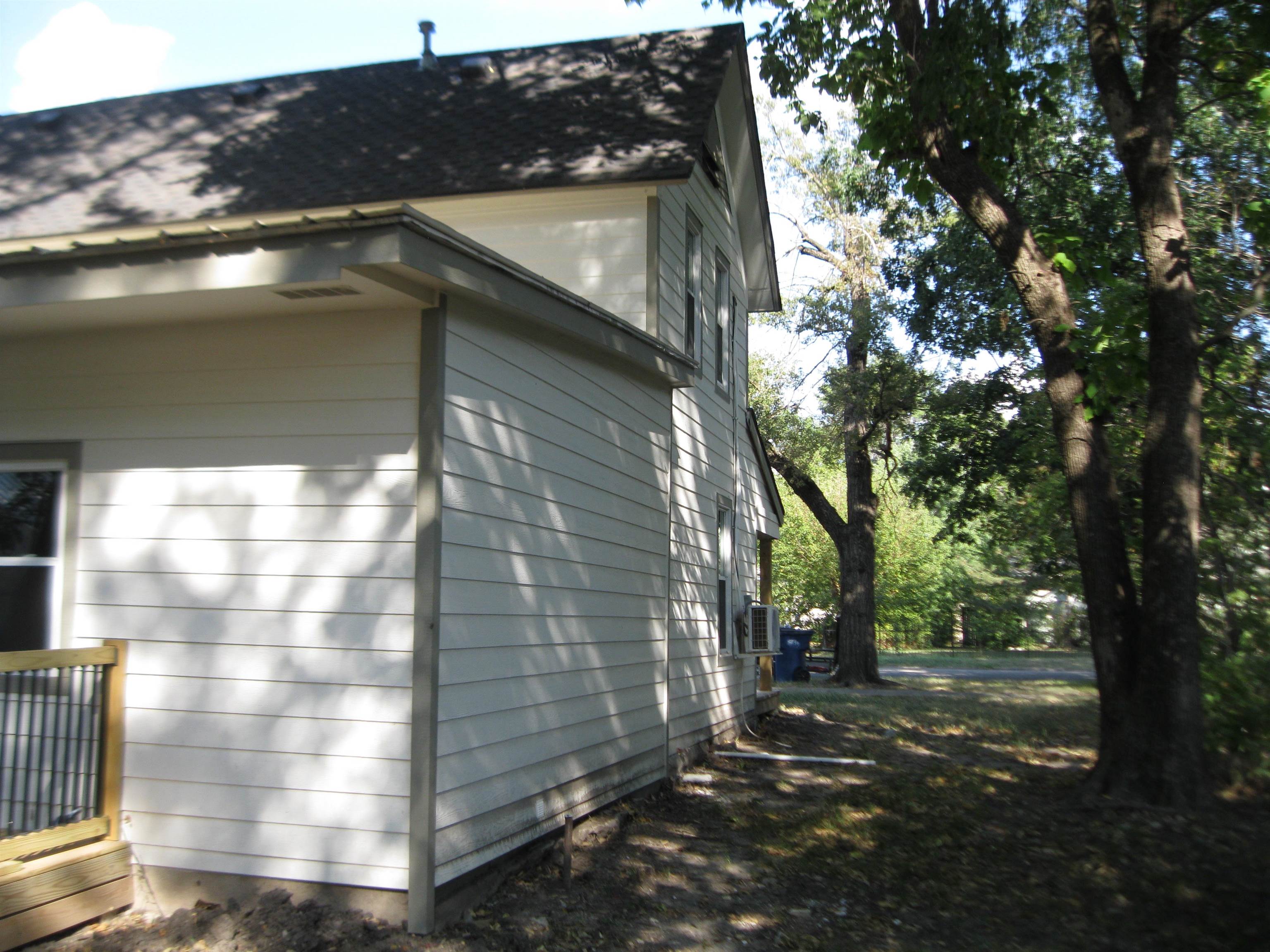 209 N Oak Property Photo 2