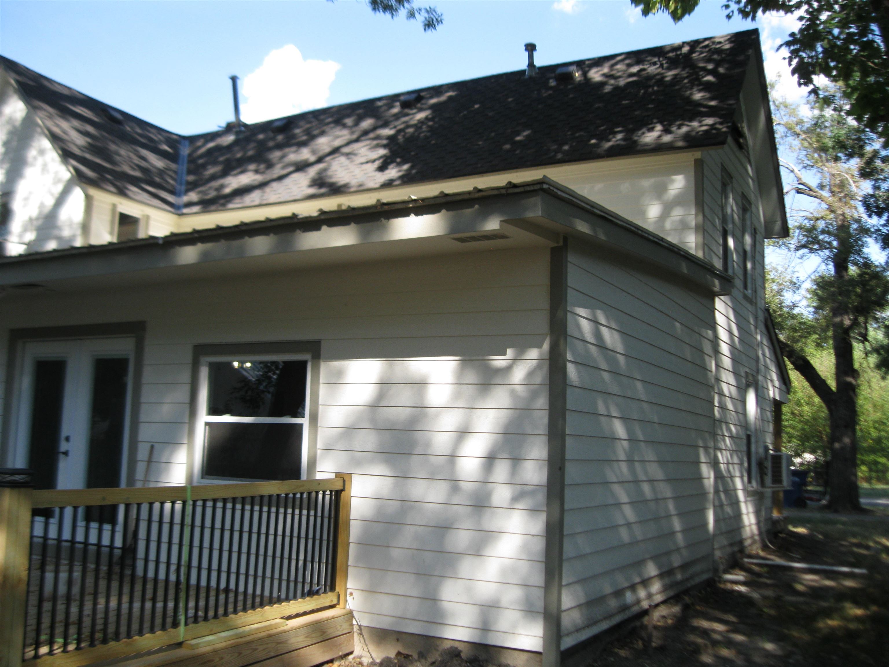 209 N Oak Property Photo 3