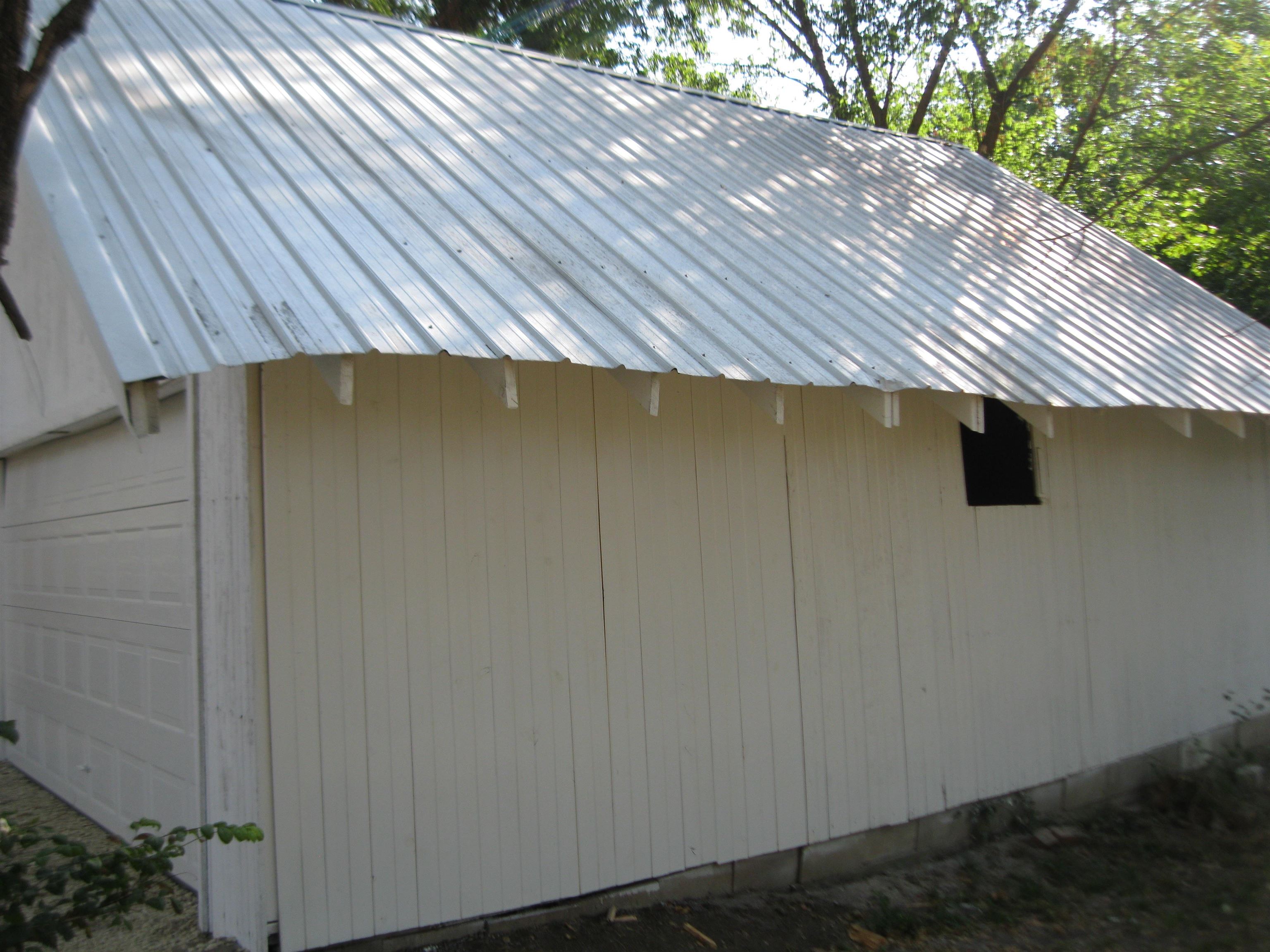 209 N Oak Property Photo 6