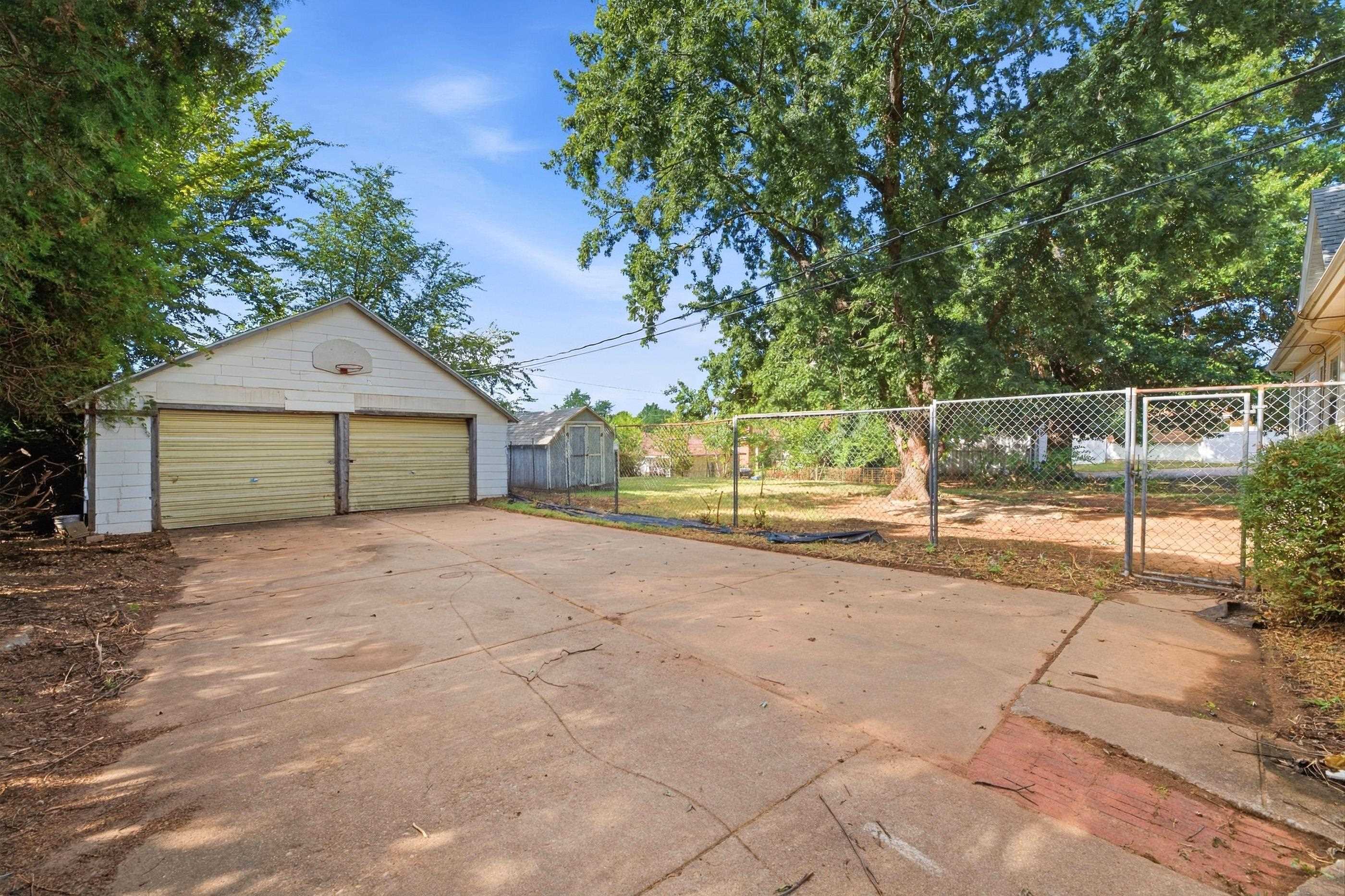 319 E Copeland Property Photo 3