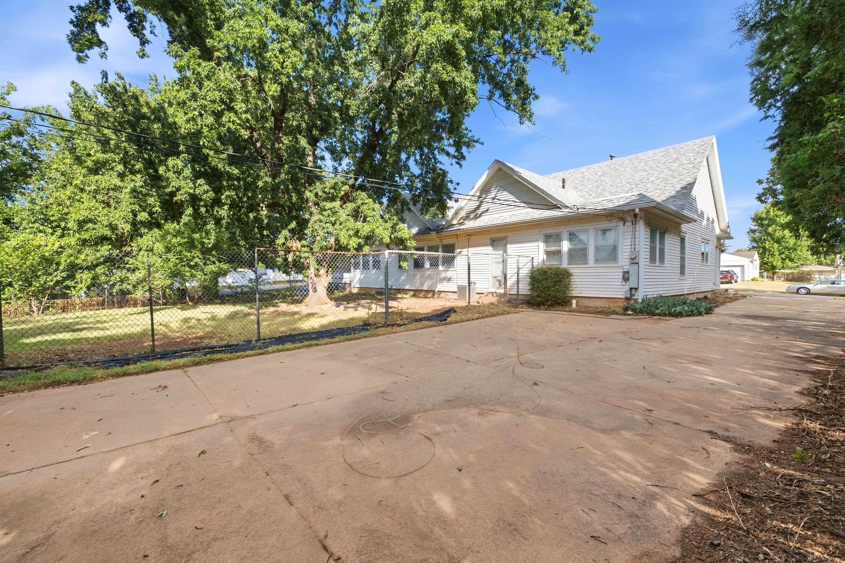 319 E Copeland Property Photo 4