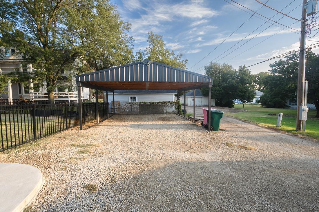 302 N Commercial Property Photo 31