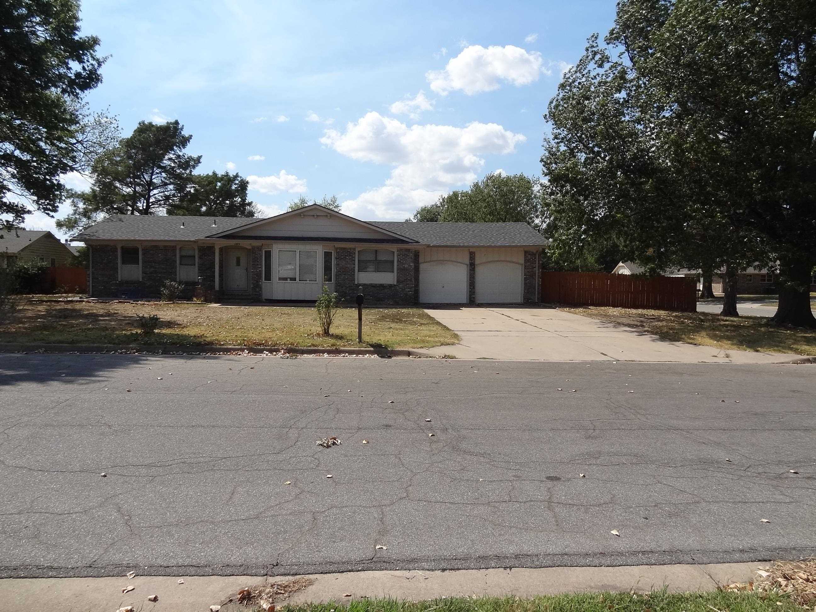 1105 S Laurel Property Photo 1