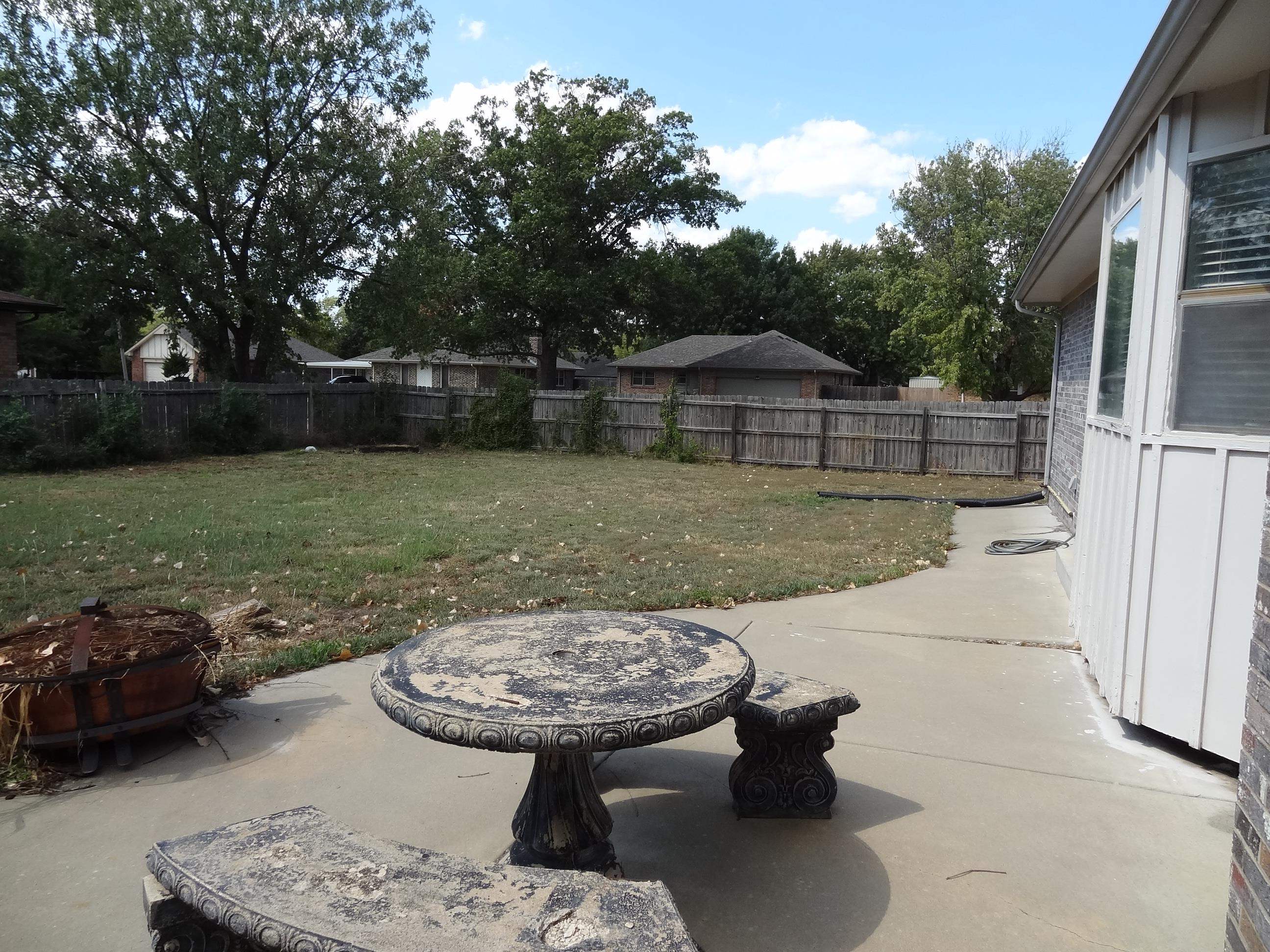 1105 S Laurel Property Photo 3