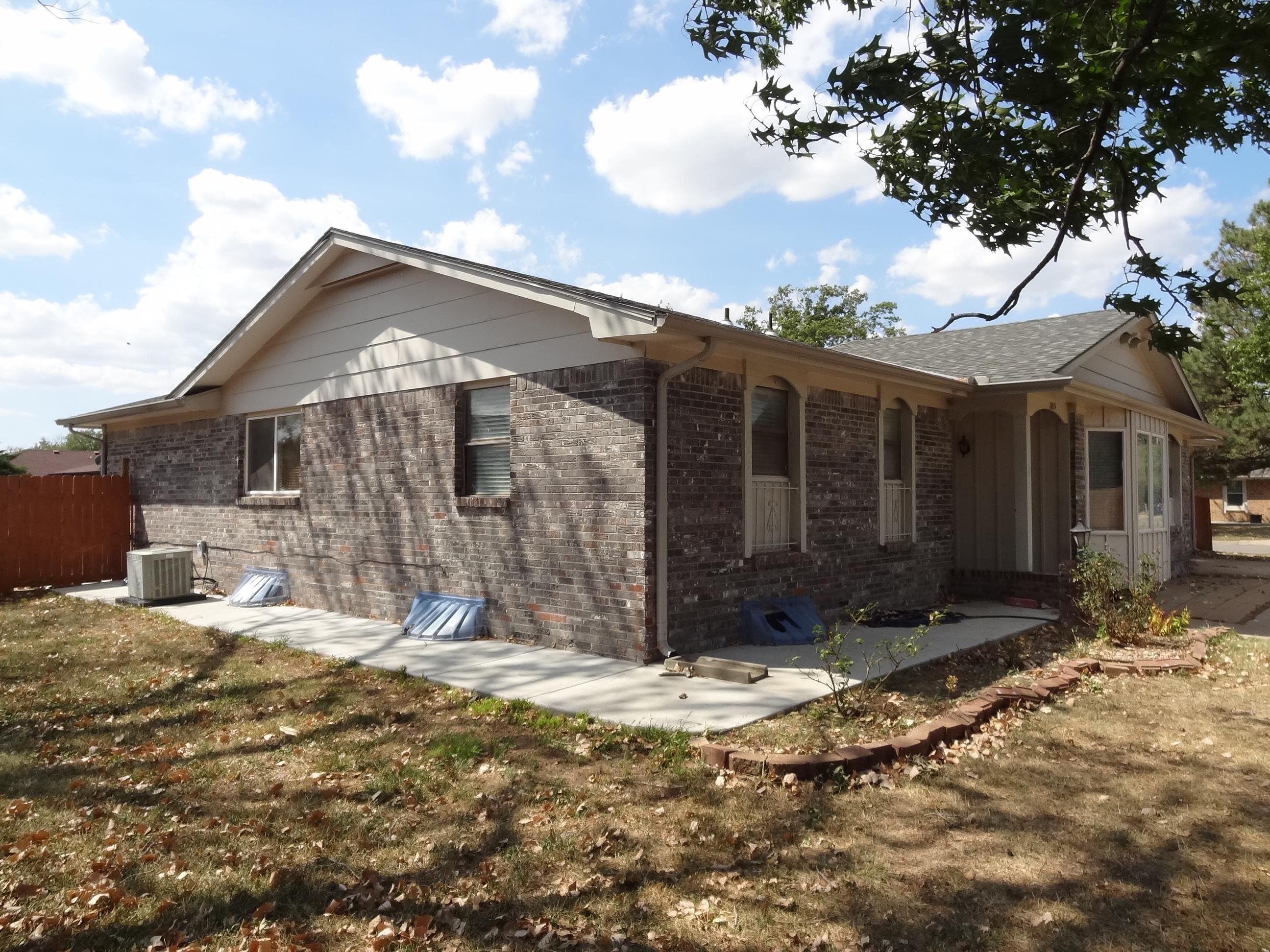 1105 S Laurel Property Photo 6