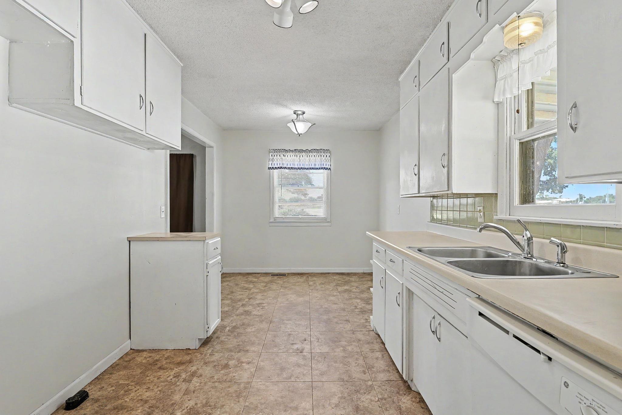 6534 S Mabel St. Property Photo 8