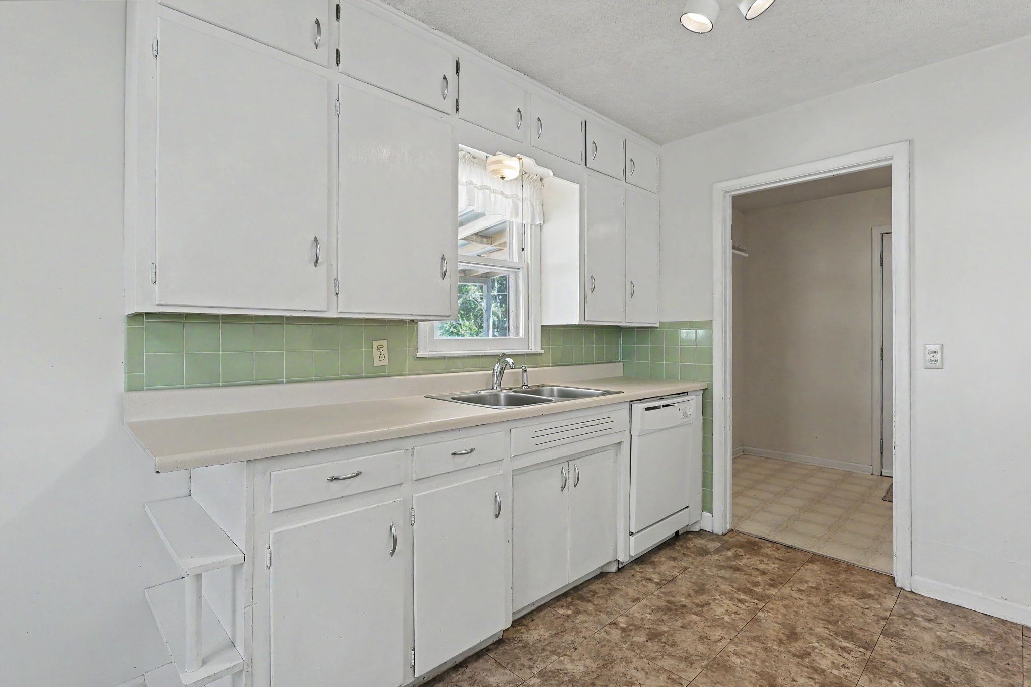 6534 S Mabel St. Property Photo 10