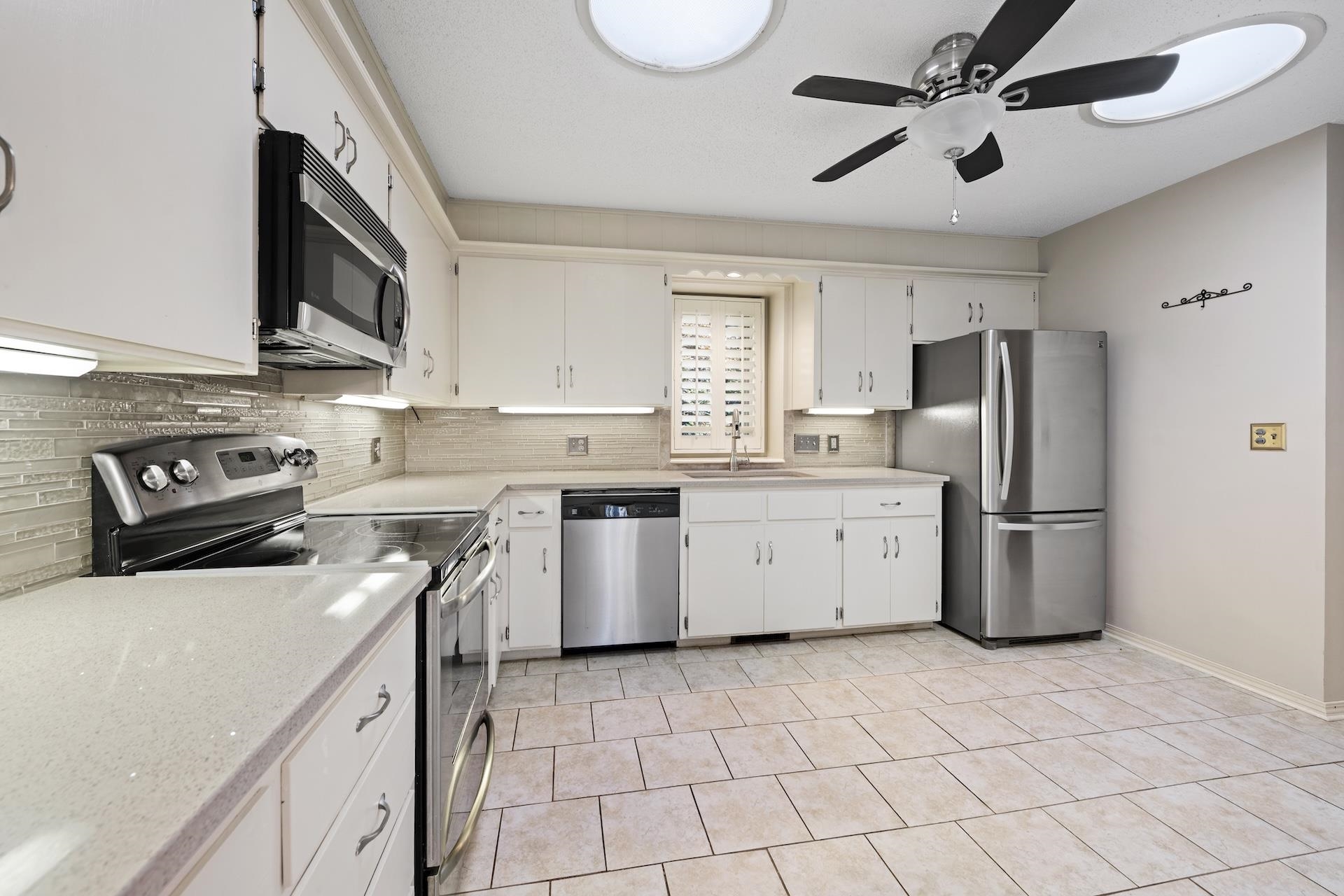 641 N Woodlawn St, Apt 36 Property Photo 3