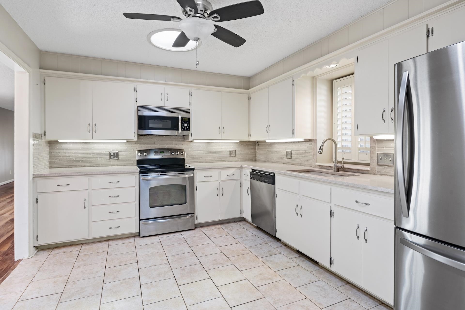 641 N Woodlawn St, Apt 36 Property Photo 4