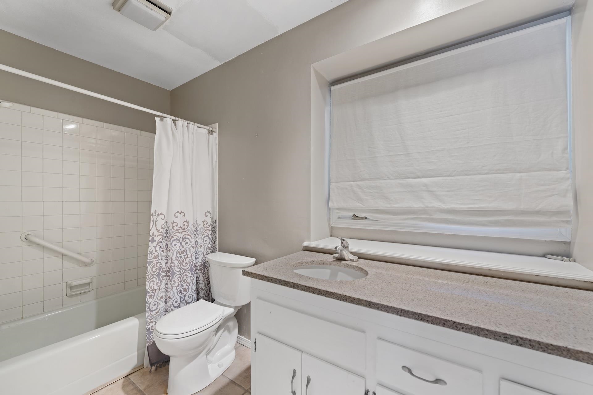 641 N Woodlawn St, Apt 36 Property Photo 10