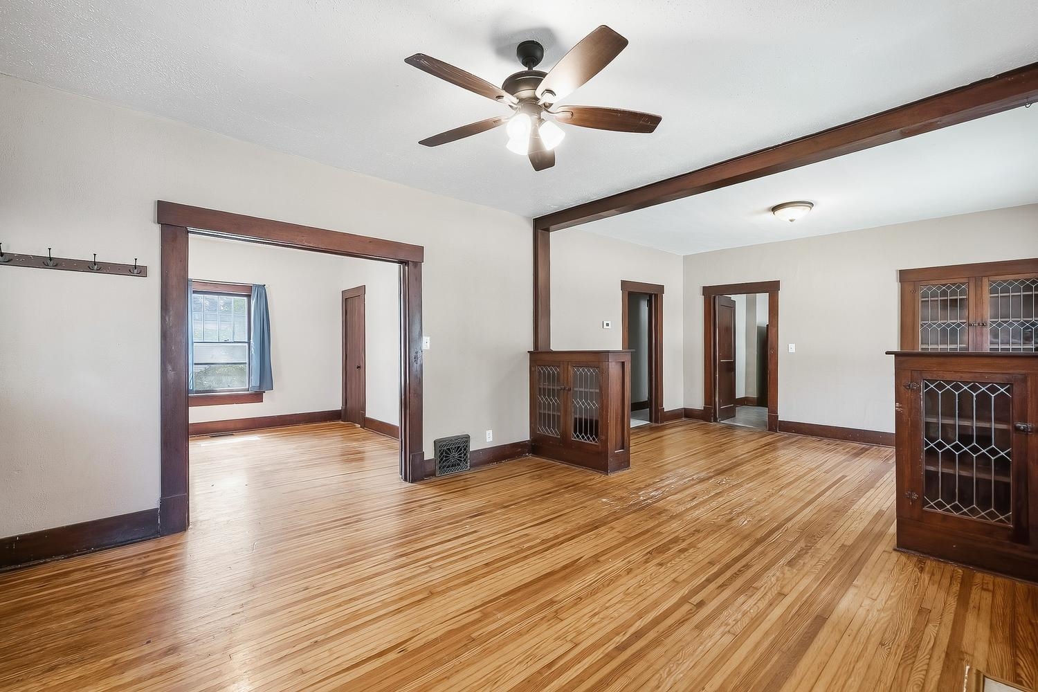 323 N Summit St Property Photo 4