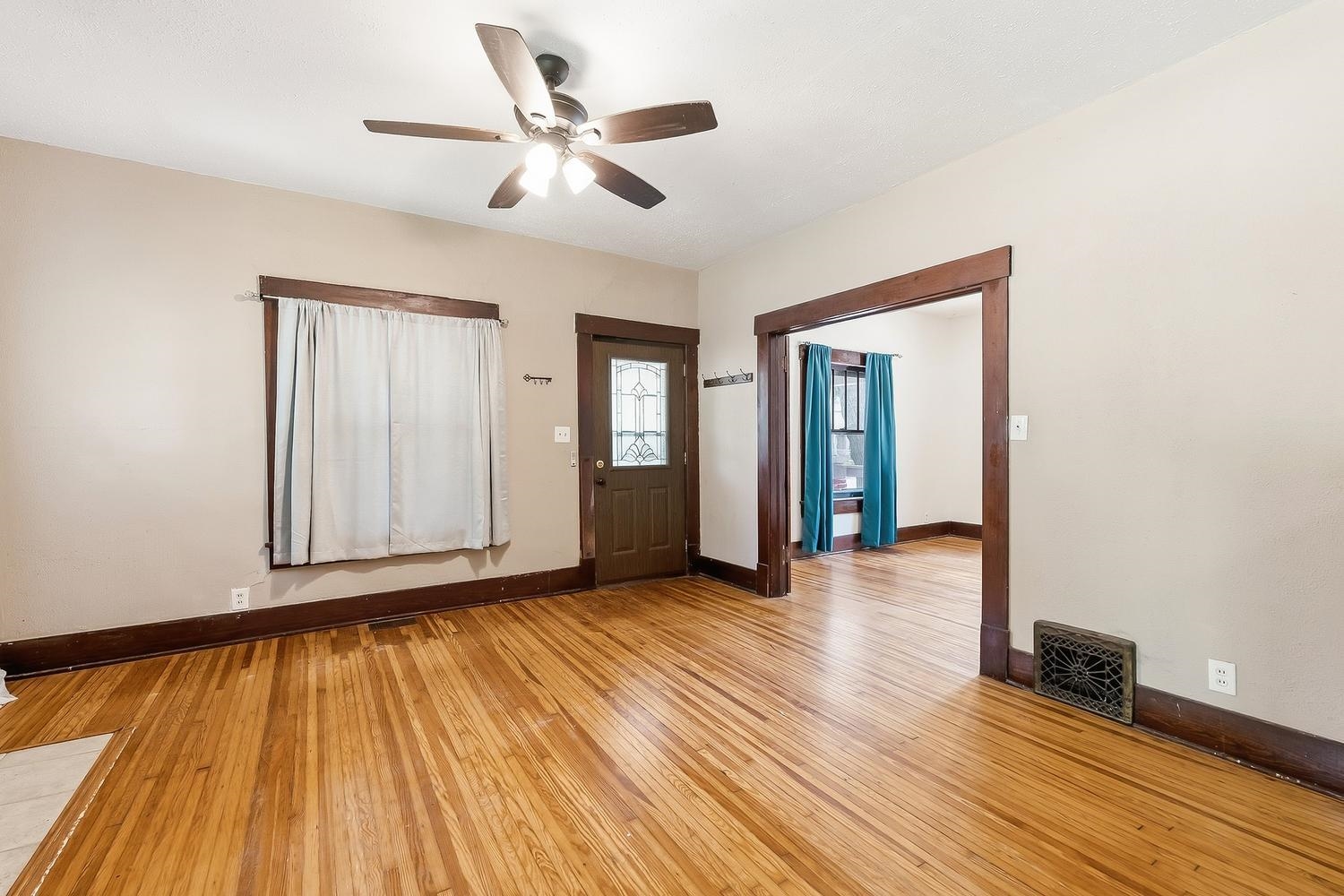 323 N Summit St Property Photo 5