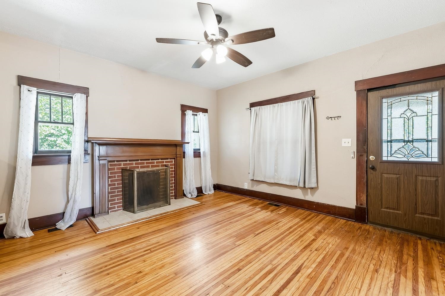 323 N Summit St Property Photo 6