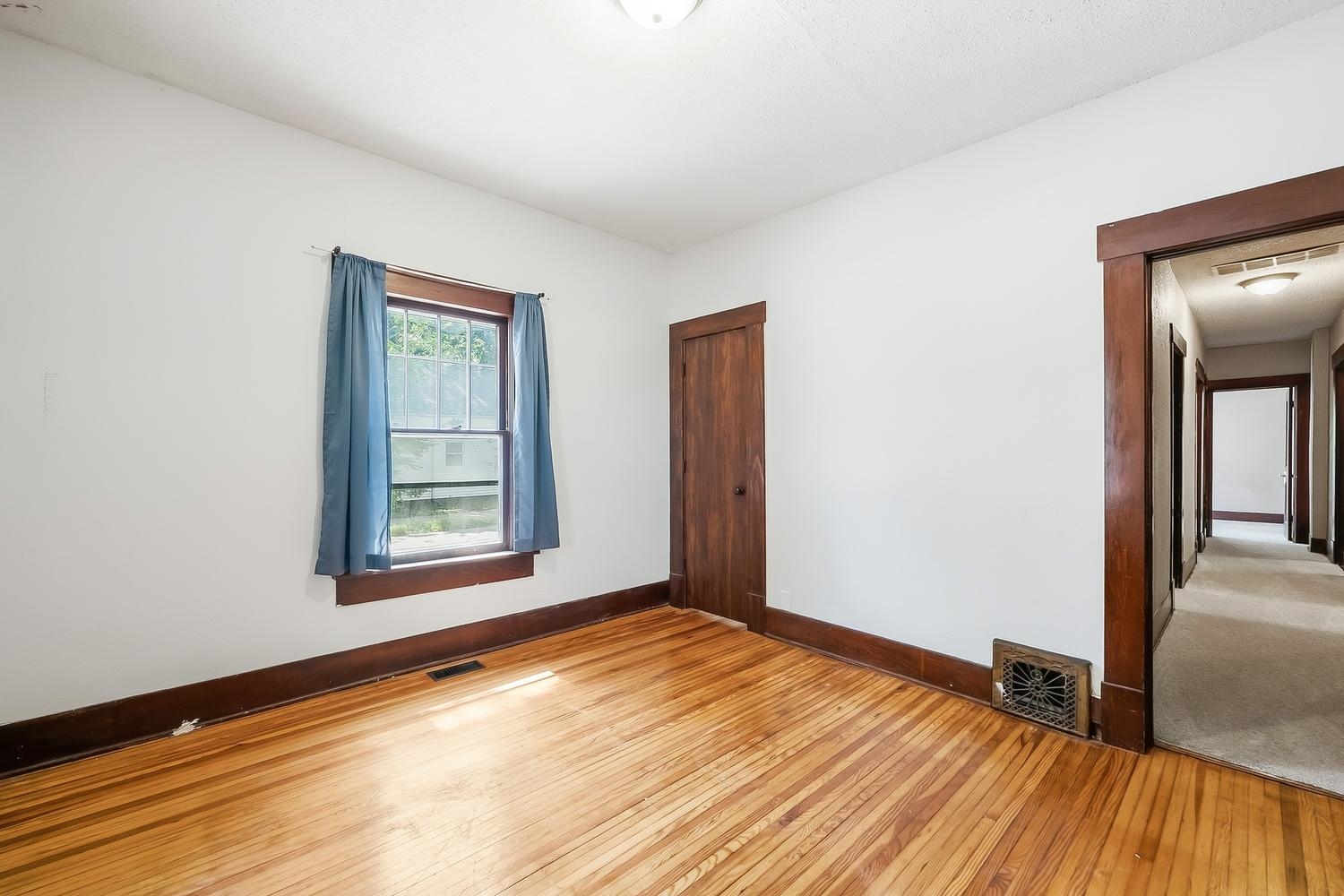 323 N Summit St Property Photo 16