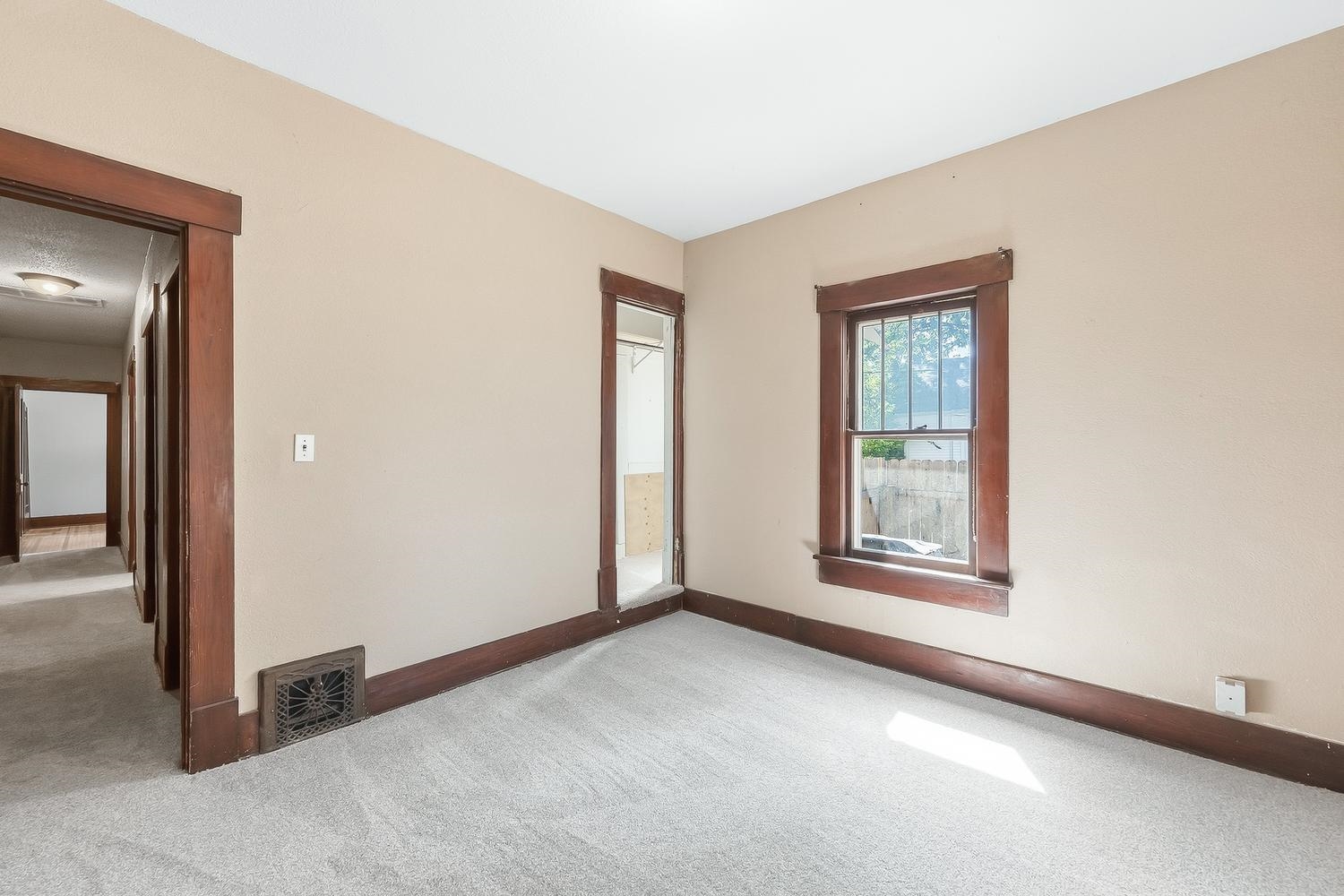 323 N Summit St Property Photo 19