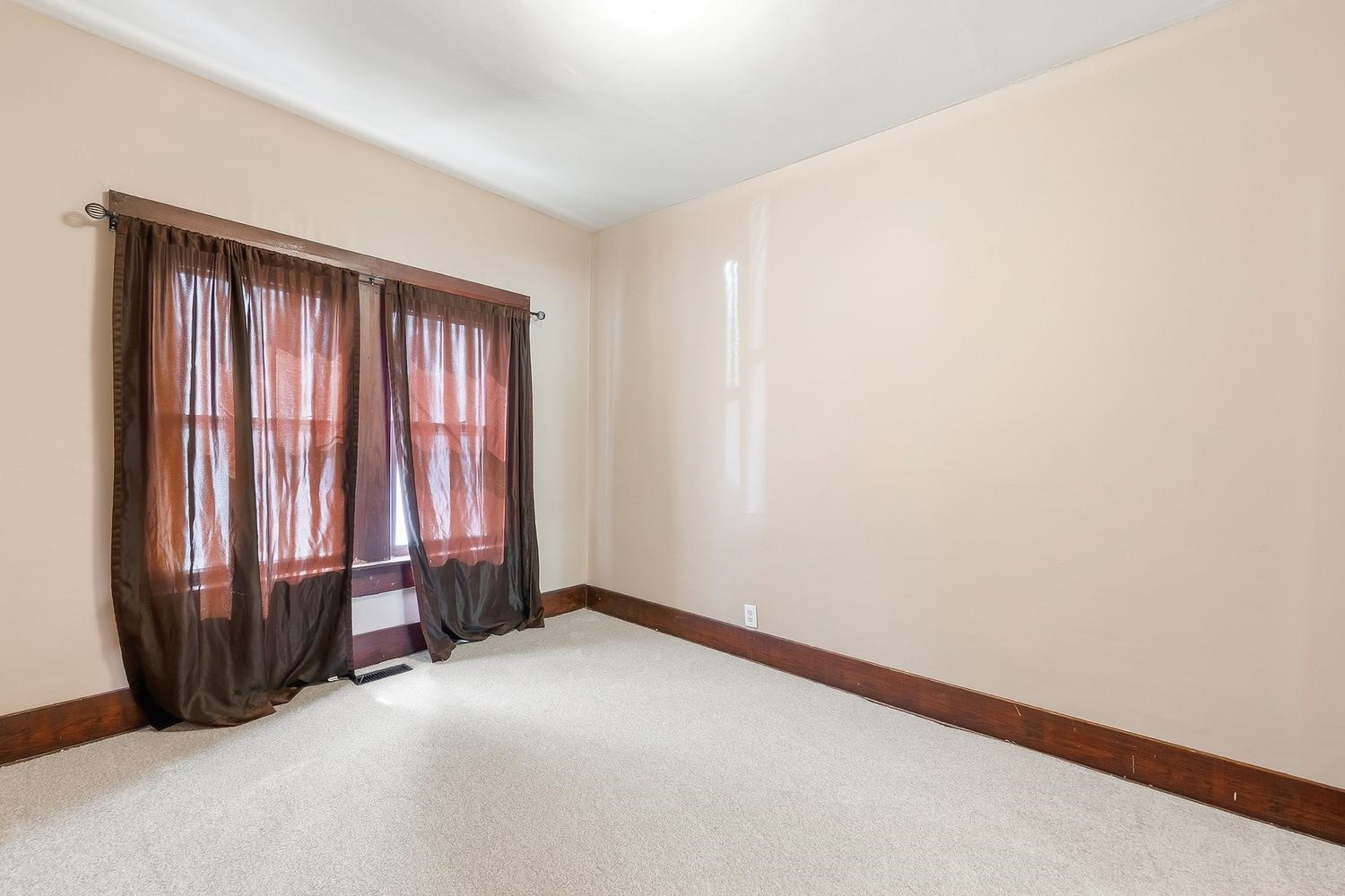 323 N Summit St Property Photo 25