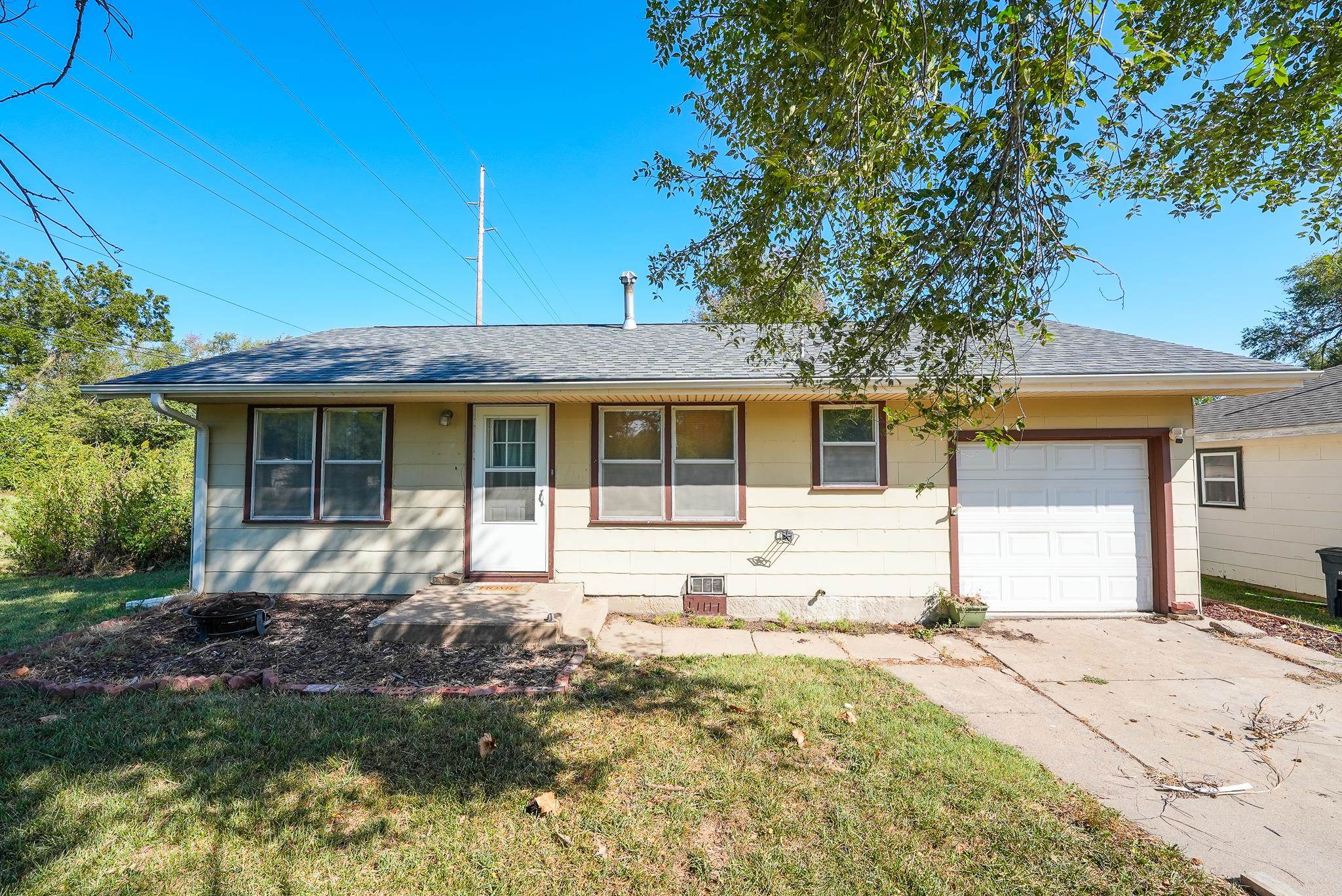1624 W Webb Ave Property Photo 1