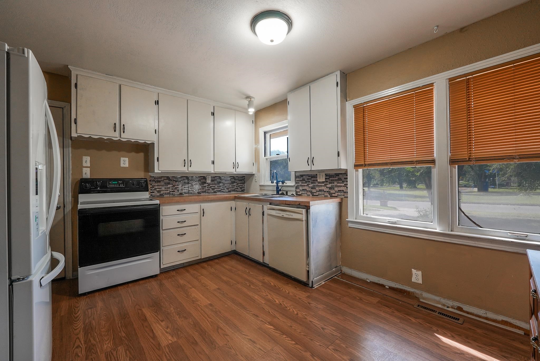 1624 W Webb Ave Property Photo 6