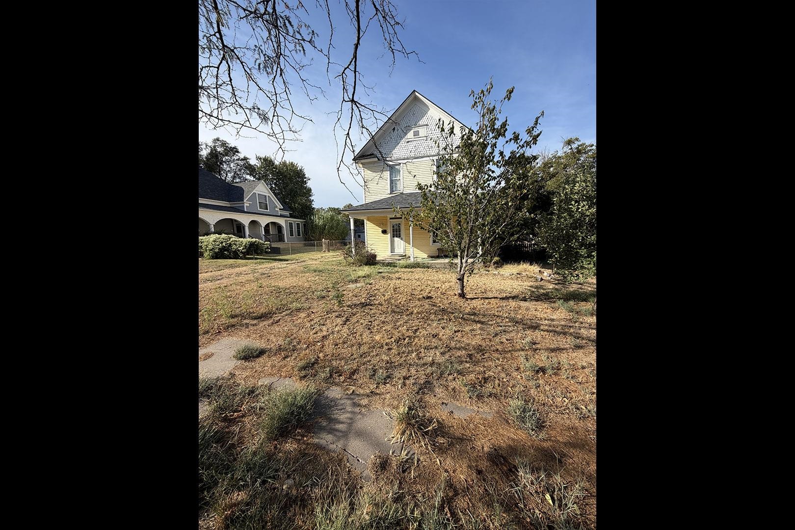 318 W 9th St Property Photo 1