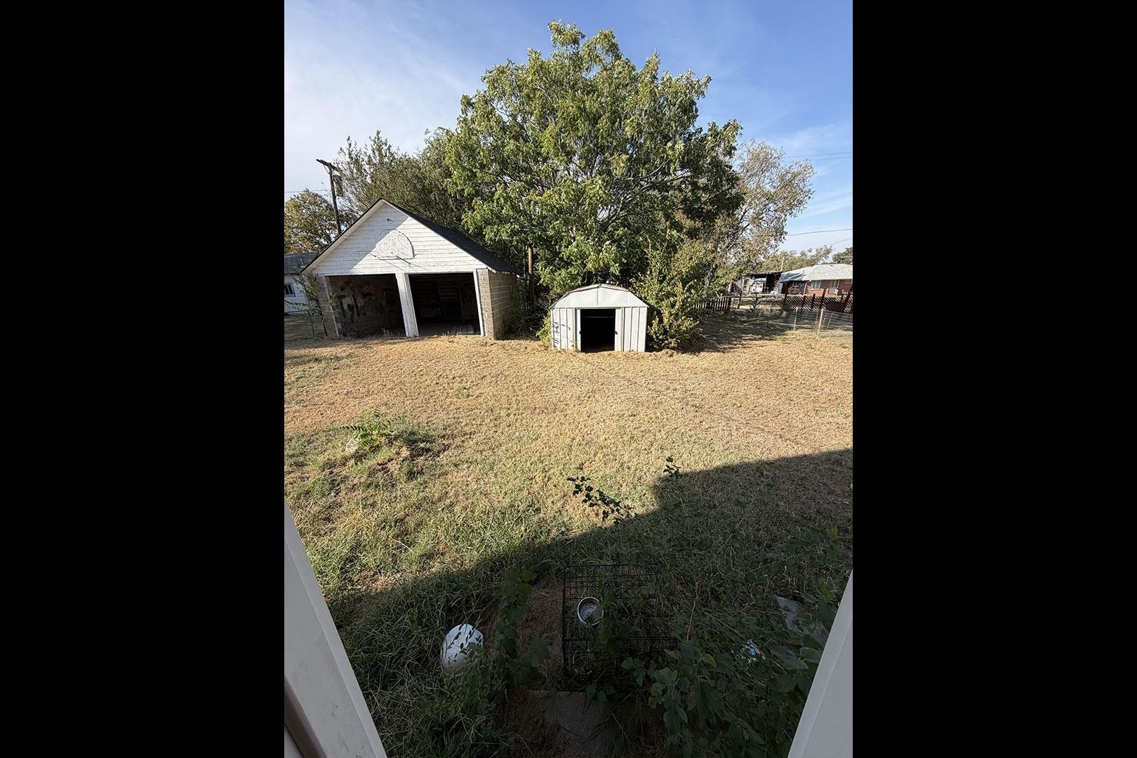 318 W 9th St Property Photo 15
