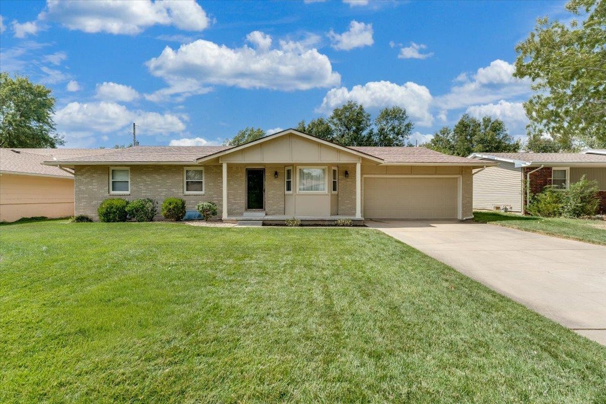 1105 N Hazelwood Ln Property Photo 1