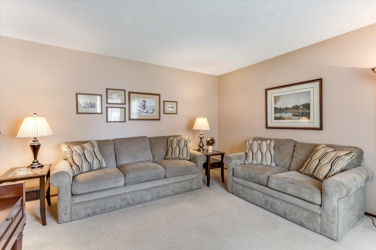1105 N Hazelwood Ln Property Photo 3