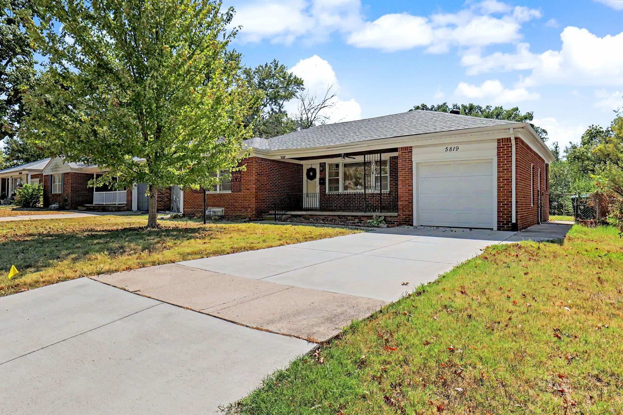 5819 E Oakwood Dr Property Photo 1