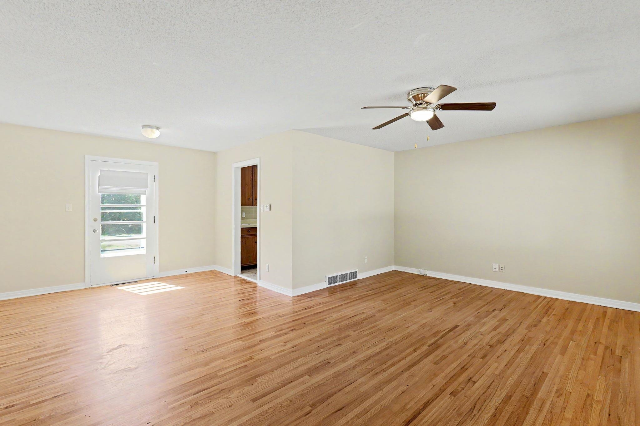 5819 E Oakwood Dr Property Photo 3
