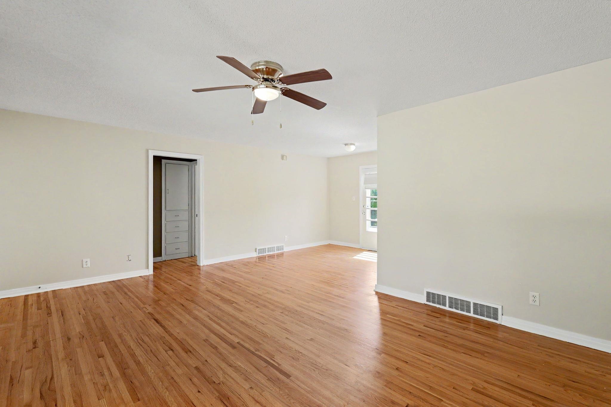 5819 E Oakwood Dr Property Photo 4