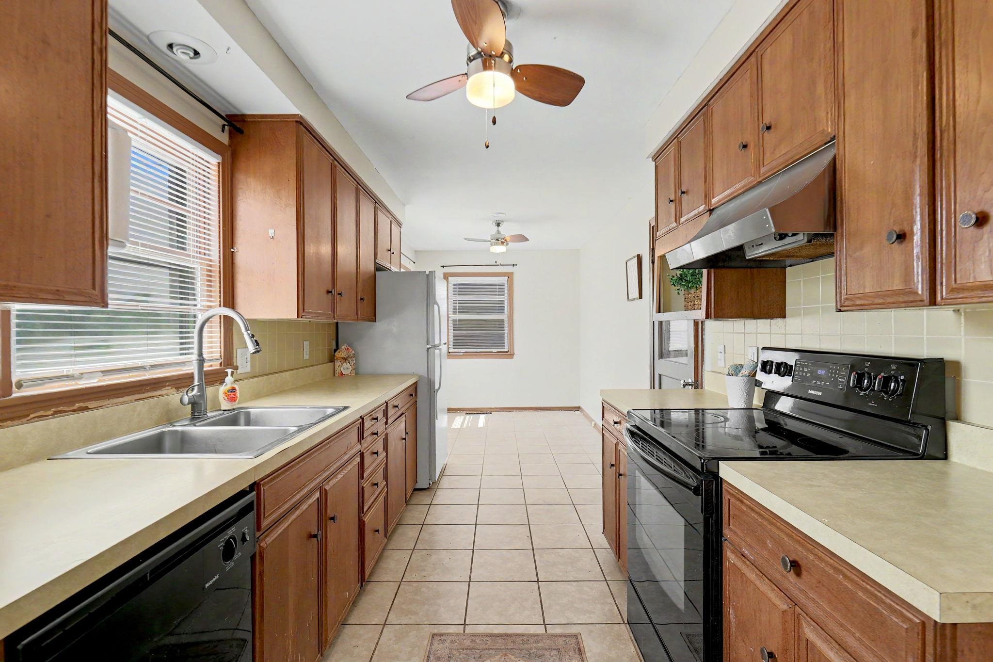 5819 E Oakwood Dr Property Photo 9