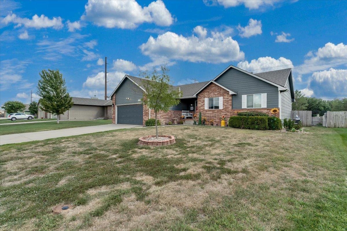 1879 W Lakeview Ct Property Photo 3