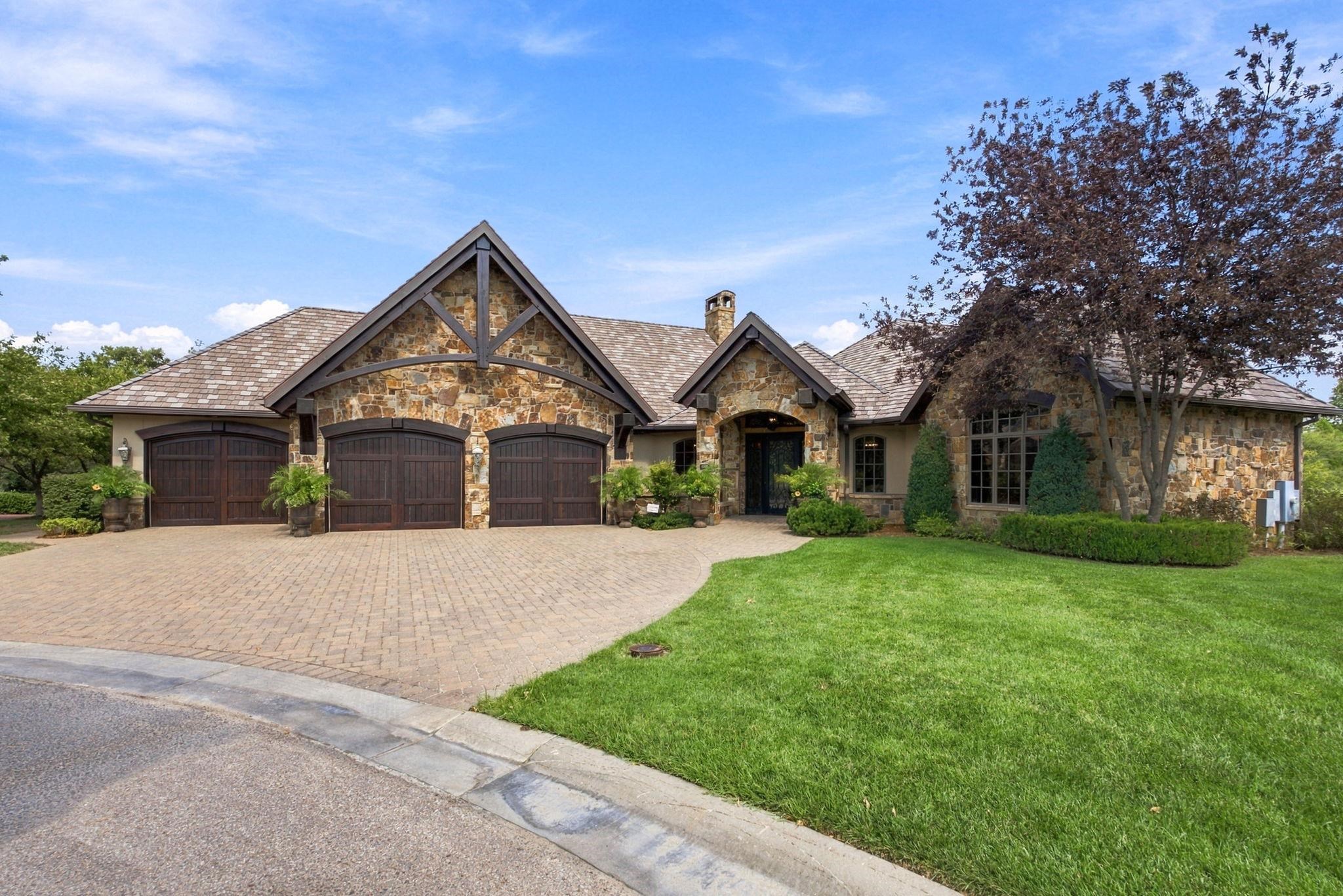 10802 E Glengate Cir Property Photo 1