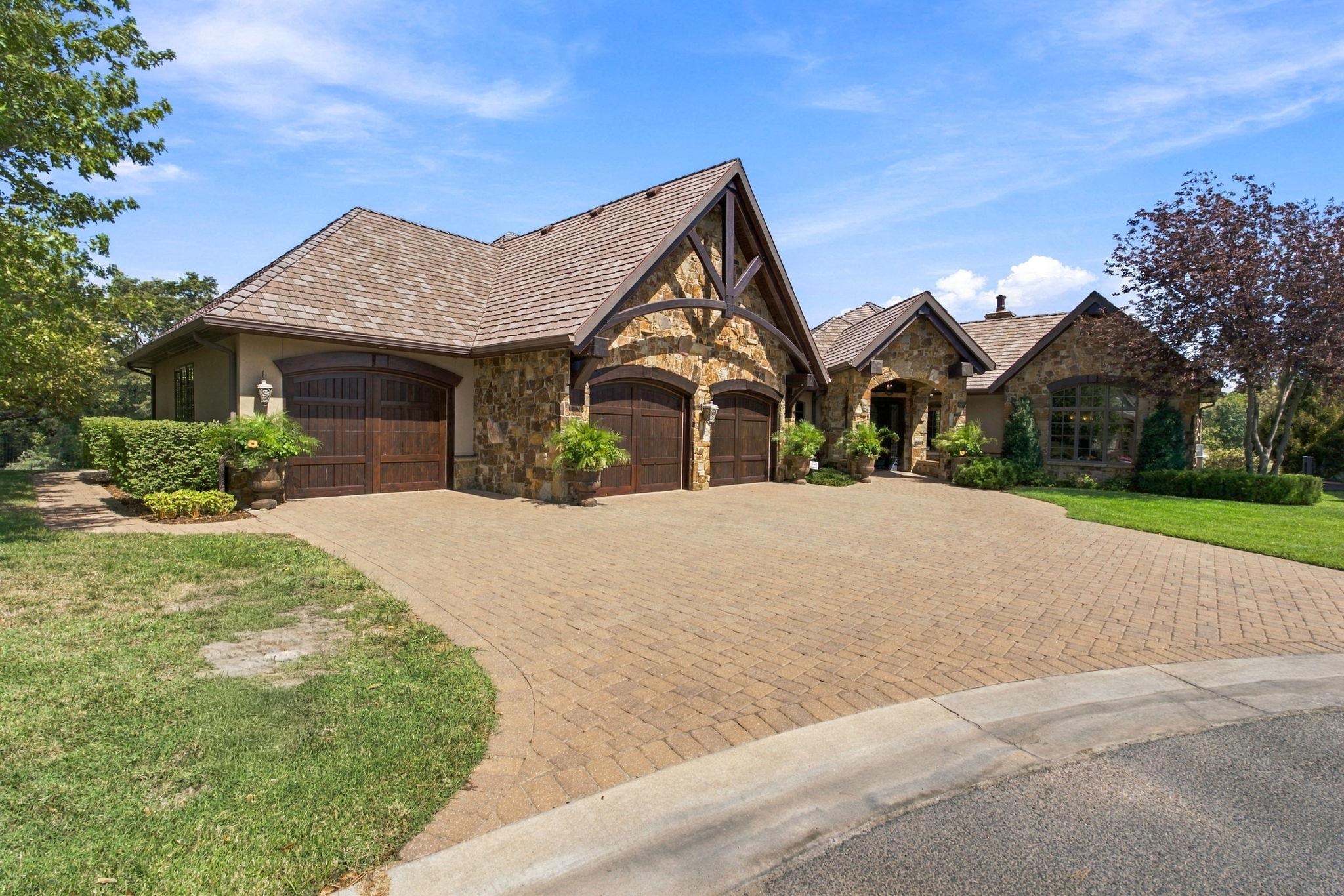 10802 E Glengate Cir Property Photo 2