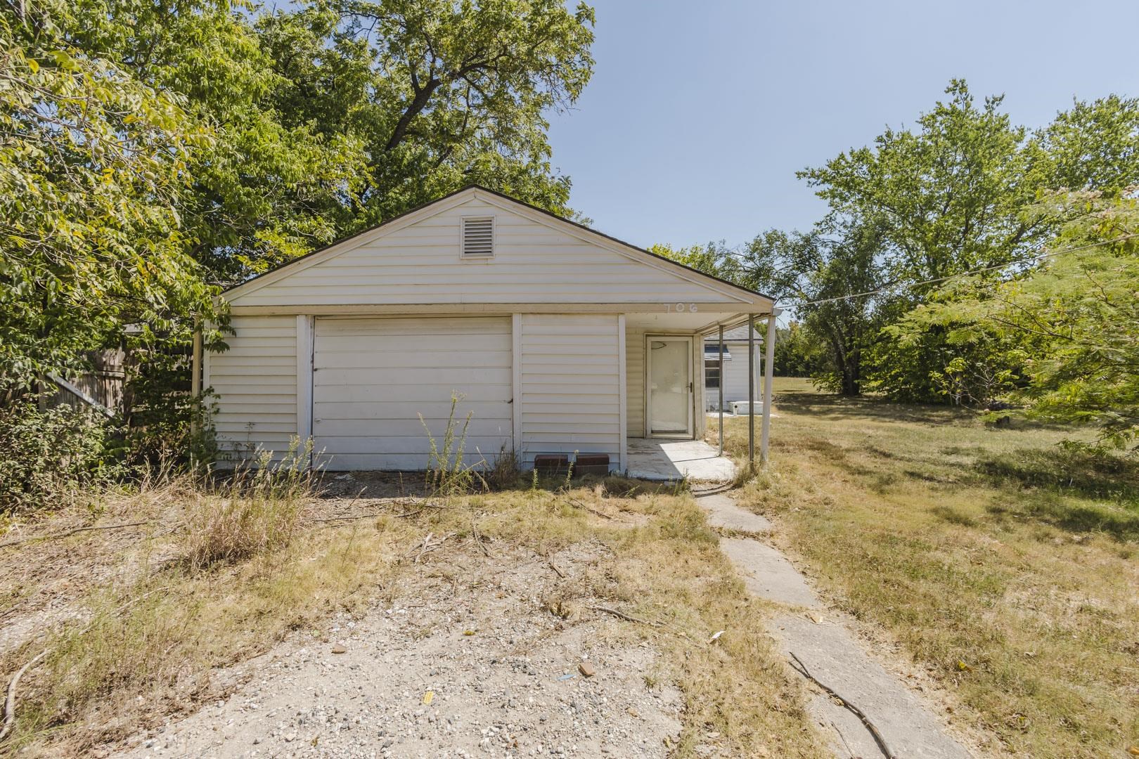 706 S Verna Ave Property Photo 5