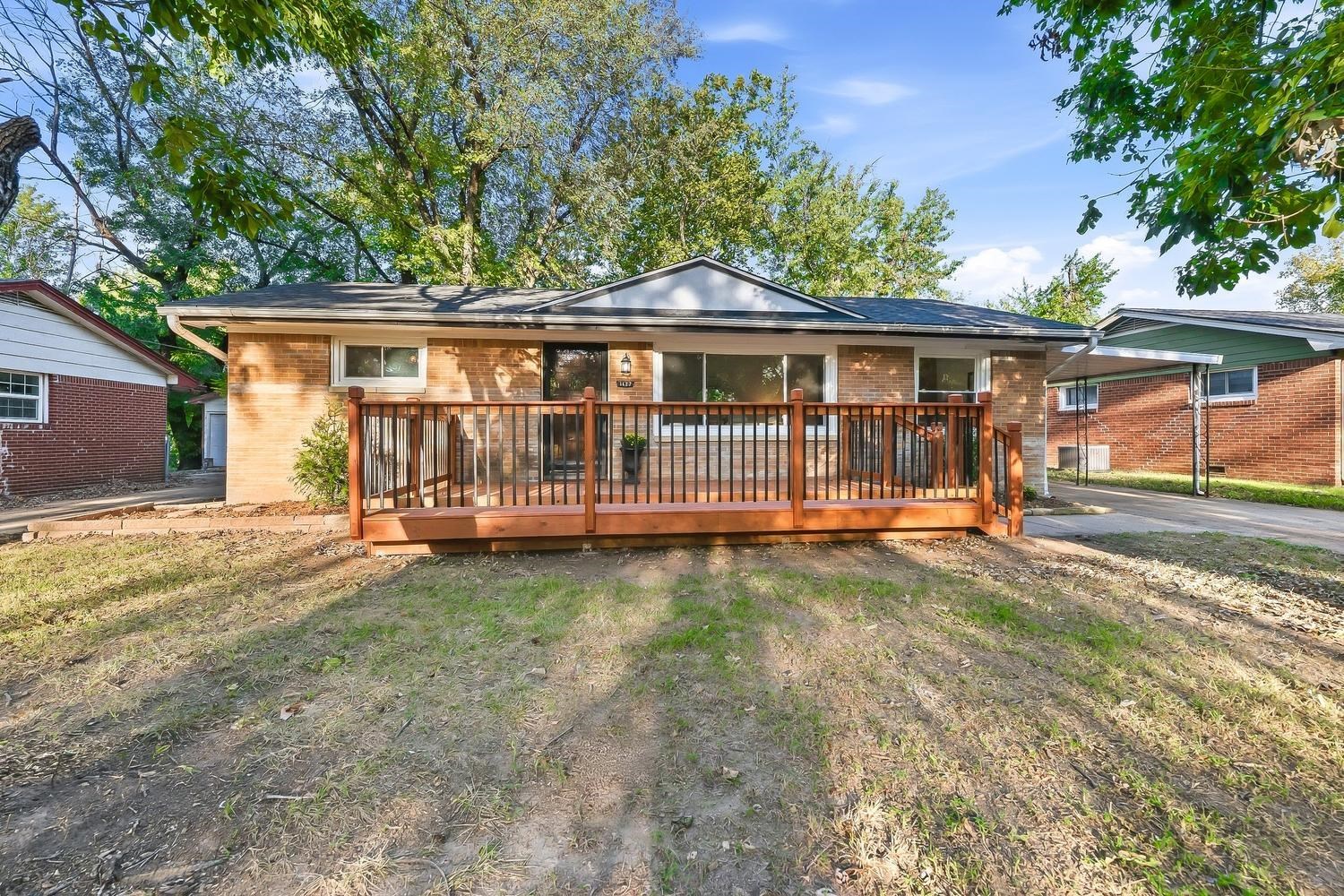 1127 N Westview Dr Property Photo 1