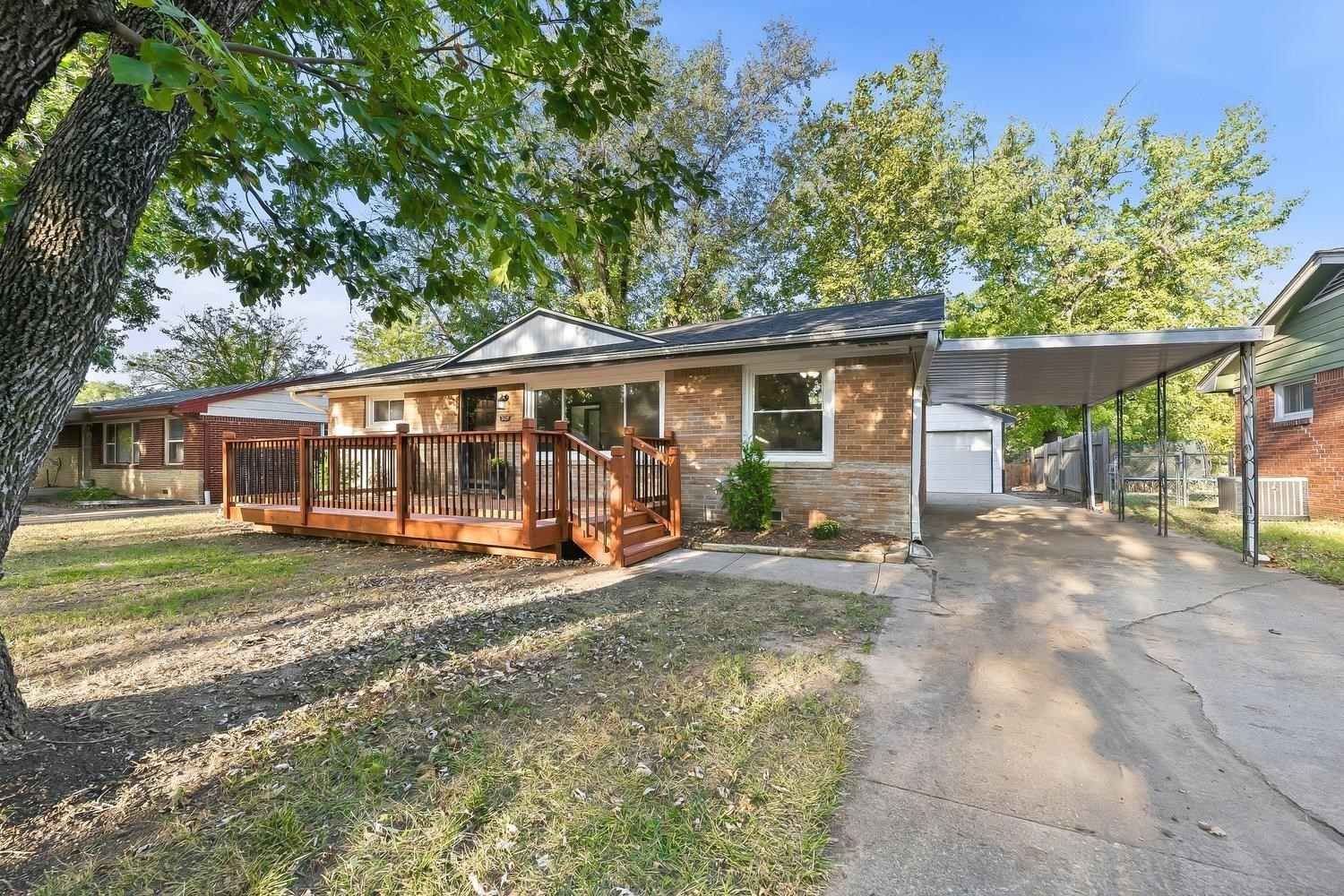 1127 N Westview Dr Property Photo 2