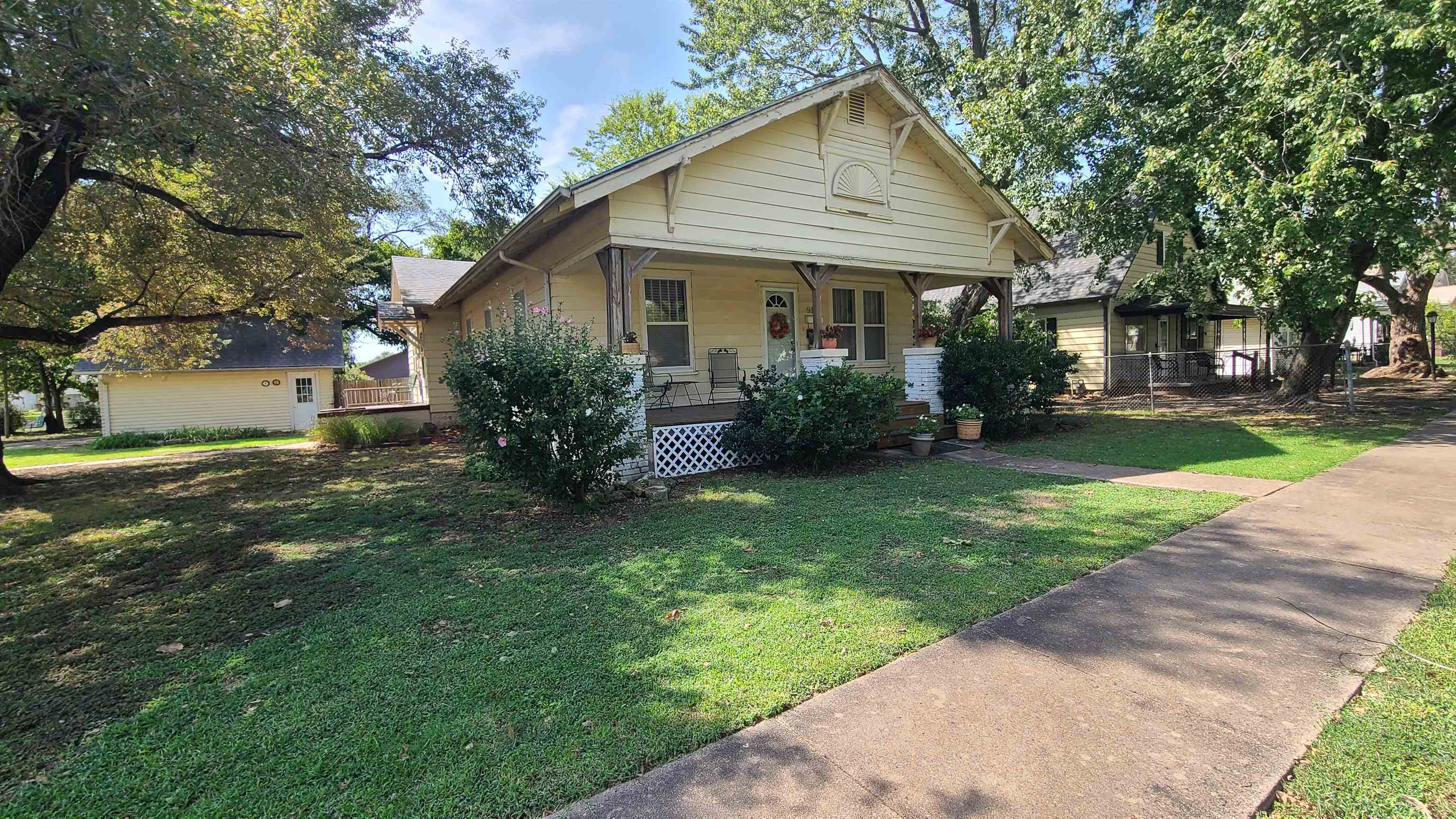 916 E Harvey Property Photo 1
