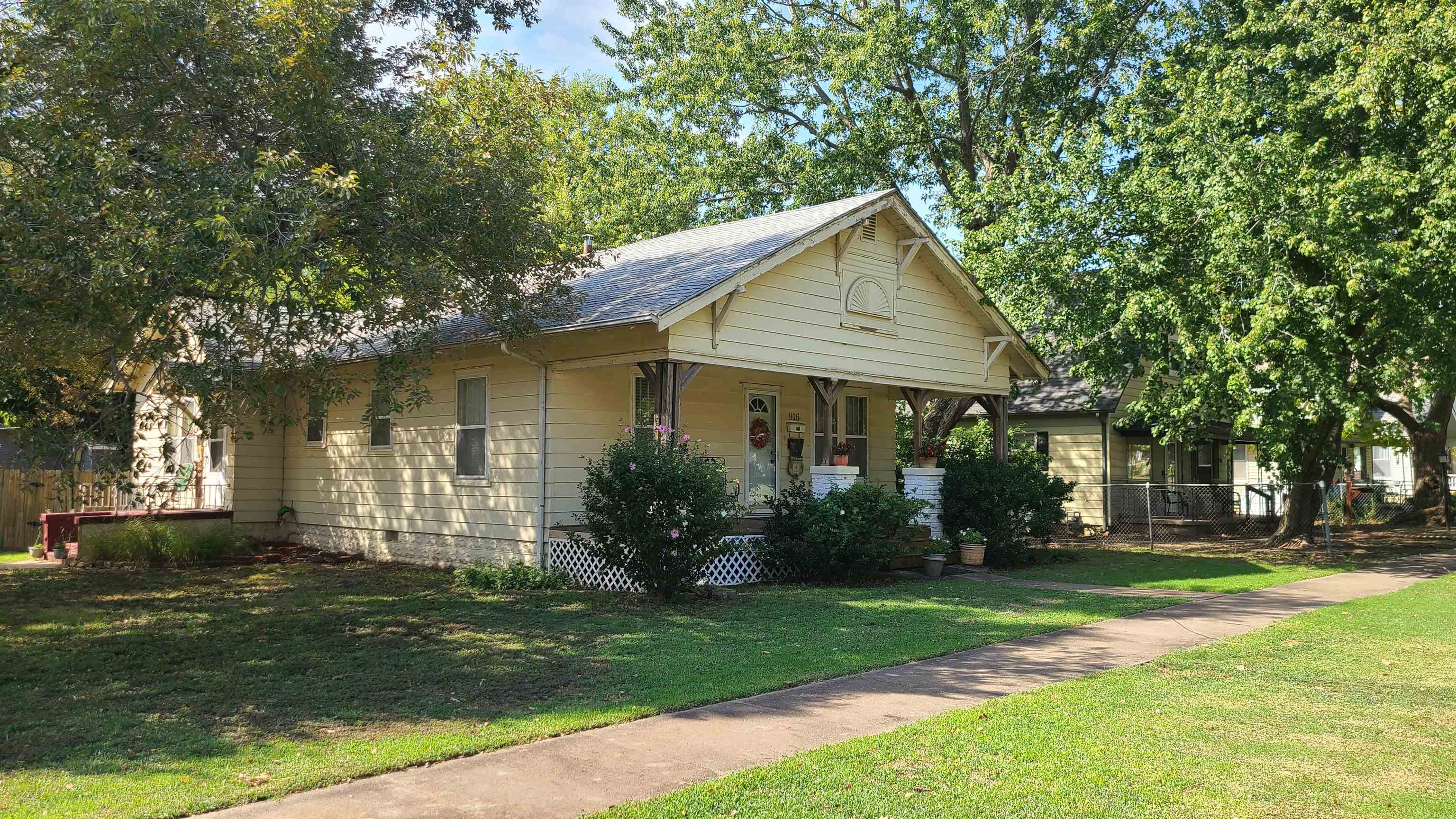 916 E Harvey Property Photo 3