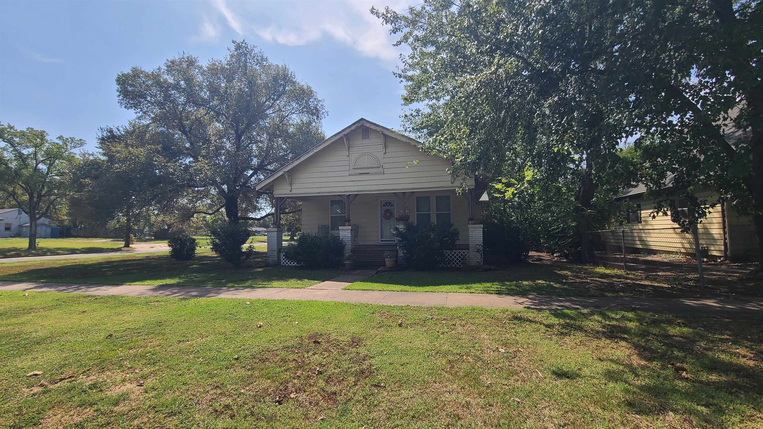 916 E Harvey Property Photo 4