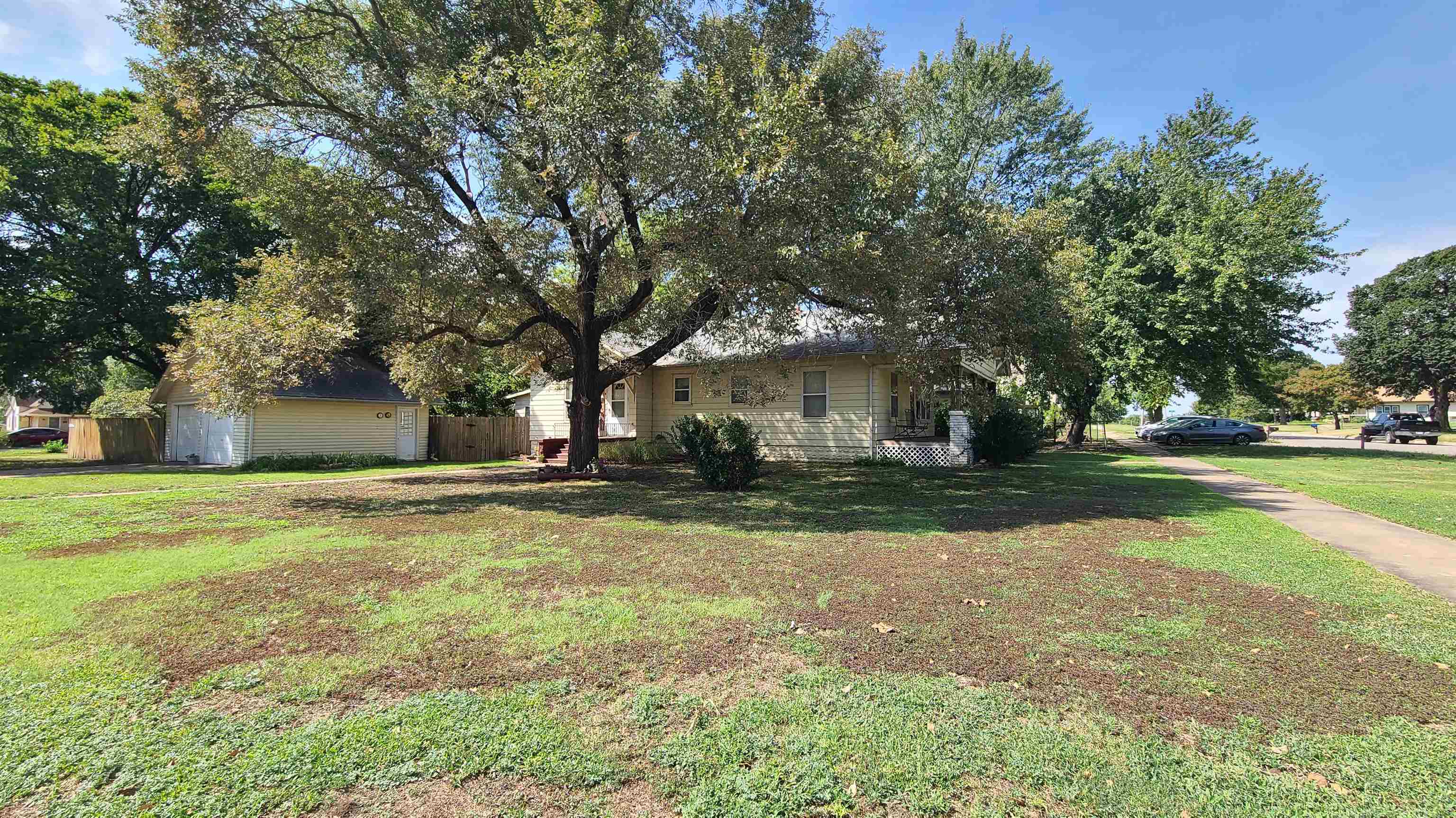 916 E Harvey Property Photo 29