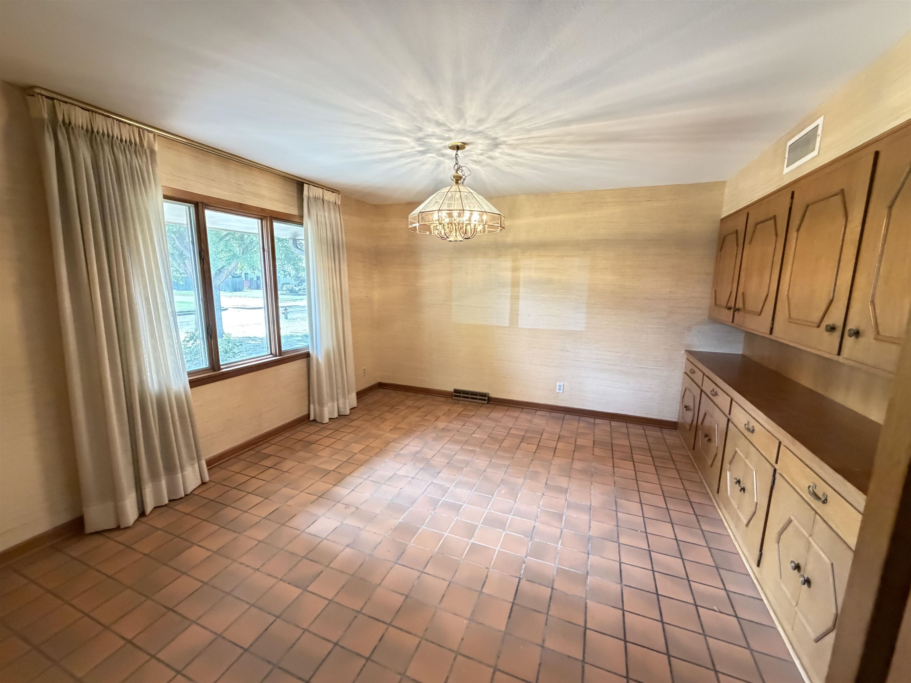 1566 N West Lynn Property Photo 6