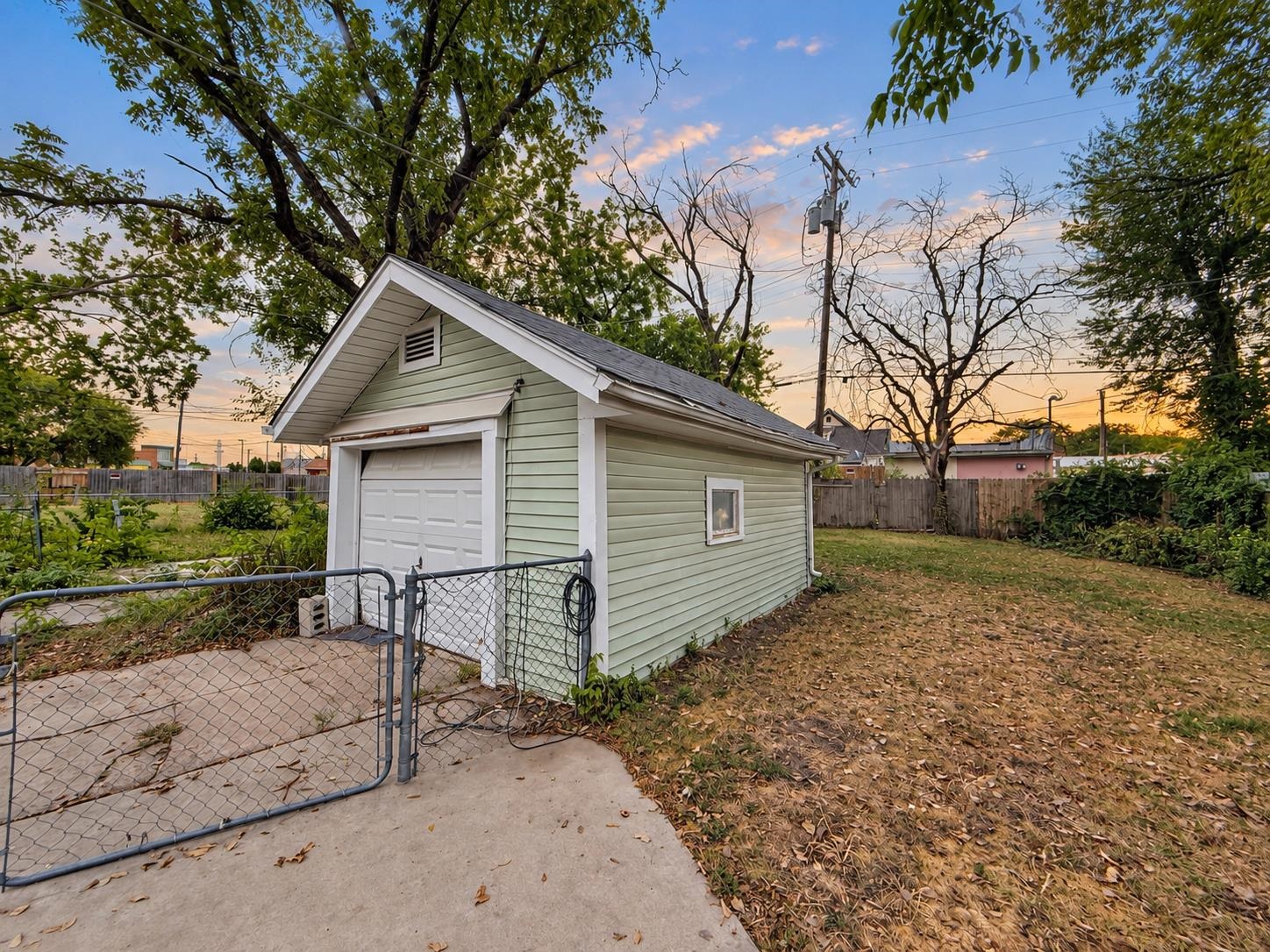 1636 S Market St Property Photo 3