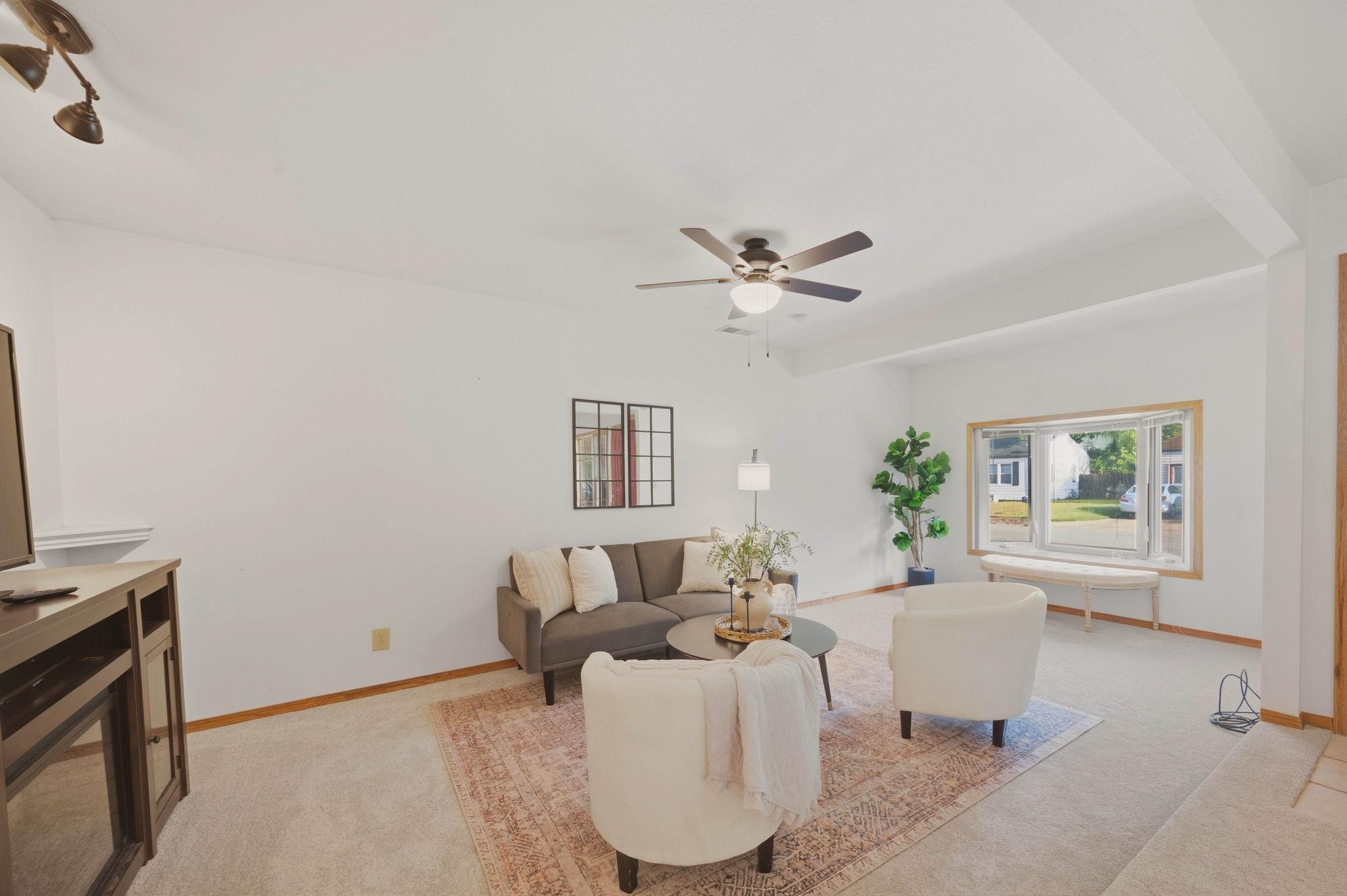 221 E Waggoner Ln Property Photo 6